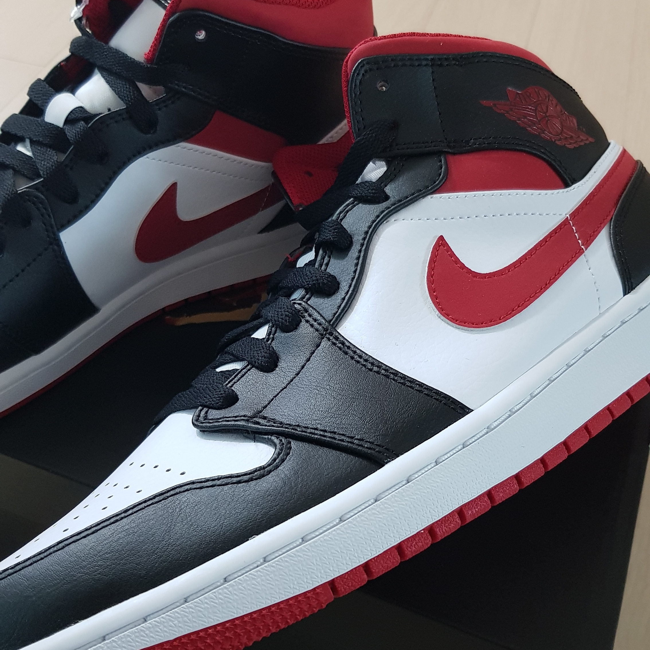 Jordan 1 Mid Gym Red Black White 착용 스타일 - 2