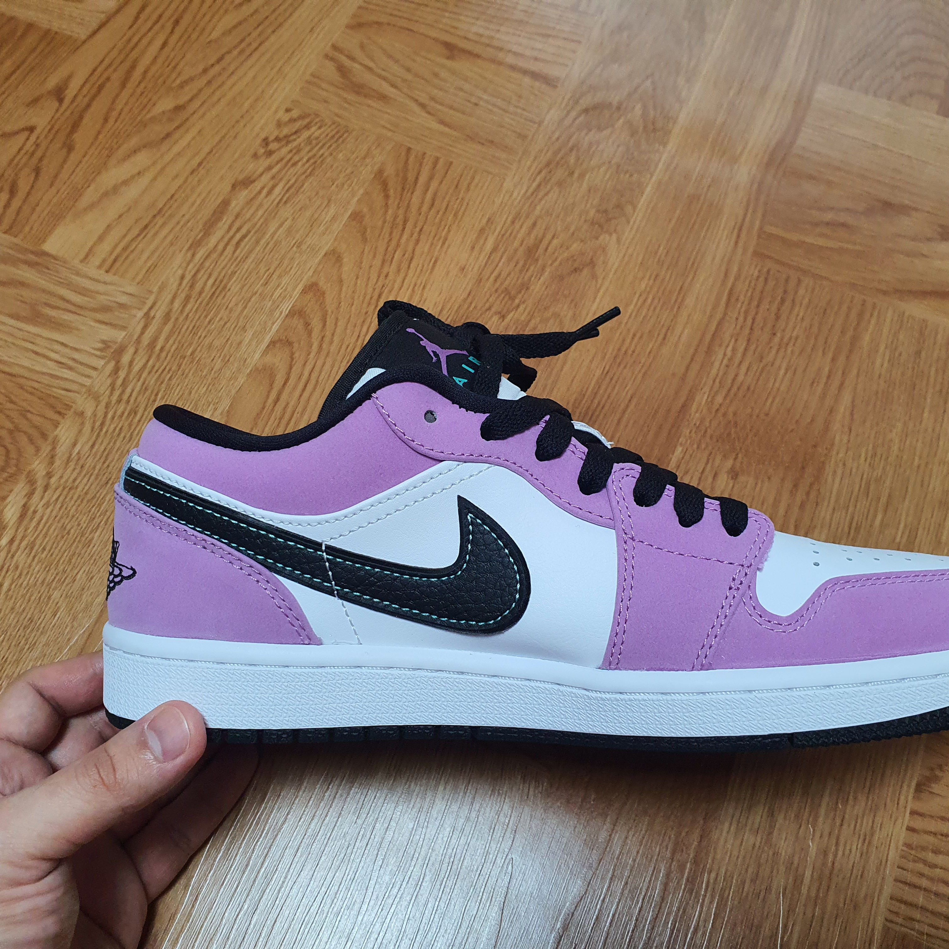 Jordan 1 Low SE Violet Shock 착용 스타일 - 2