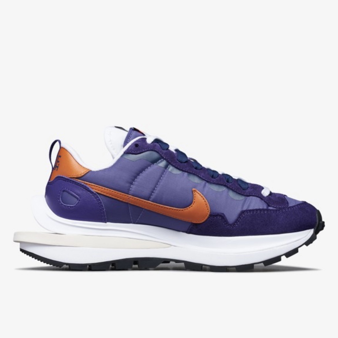 Nike x Sacai VaporWaffle Dark Iris 착용 스타일 - 3