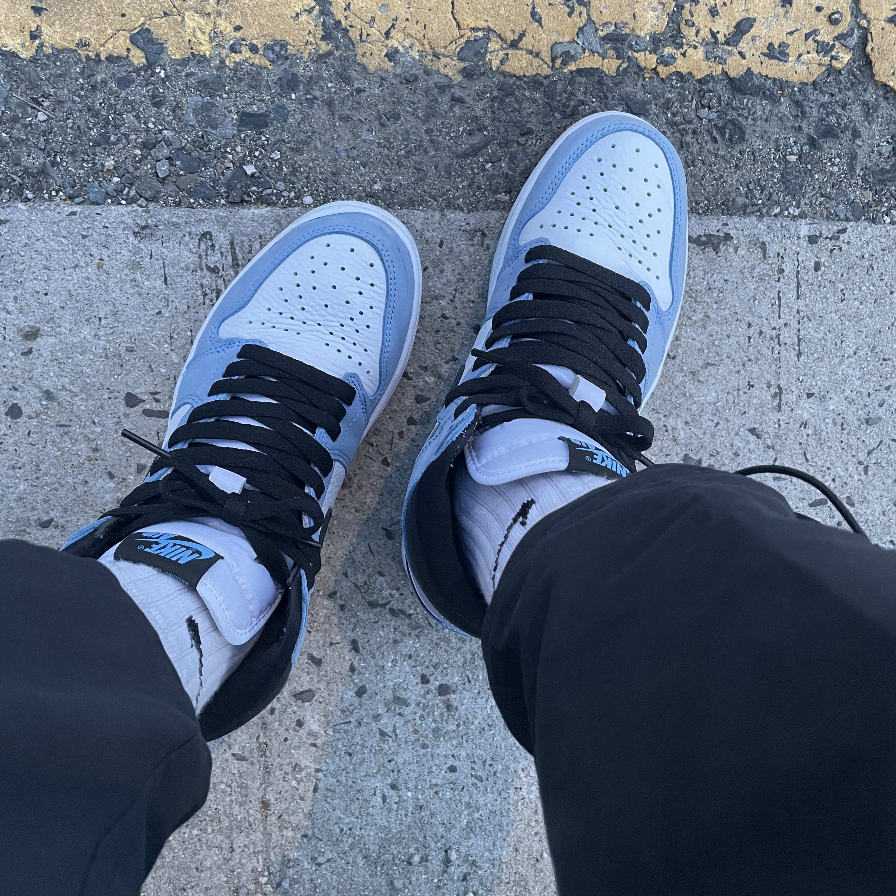 Jordan 1 Retro High OG University Blue 착용 스타일 - 3
