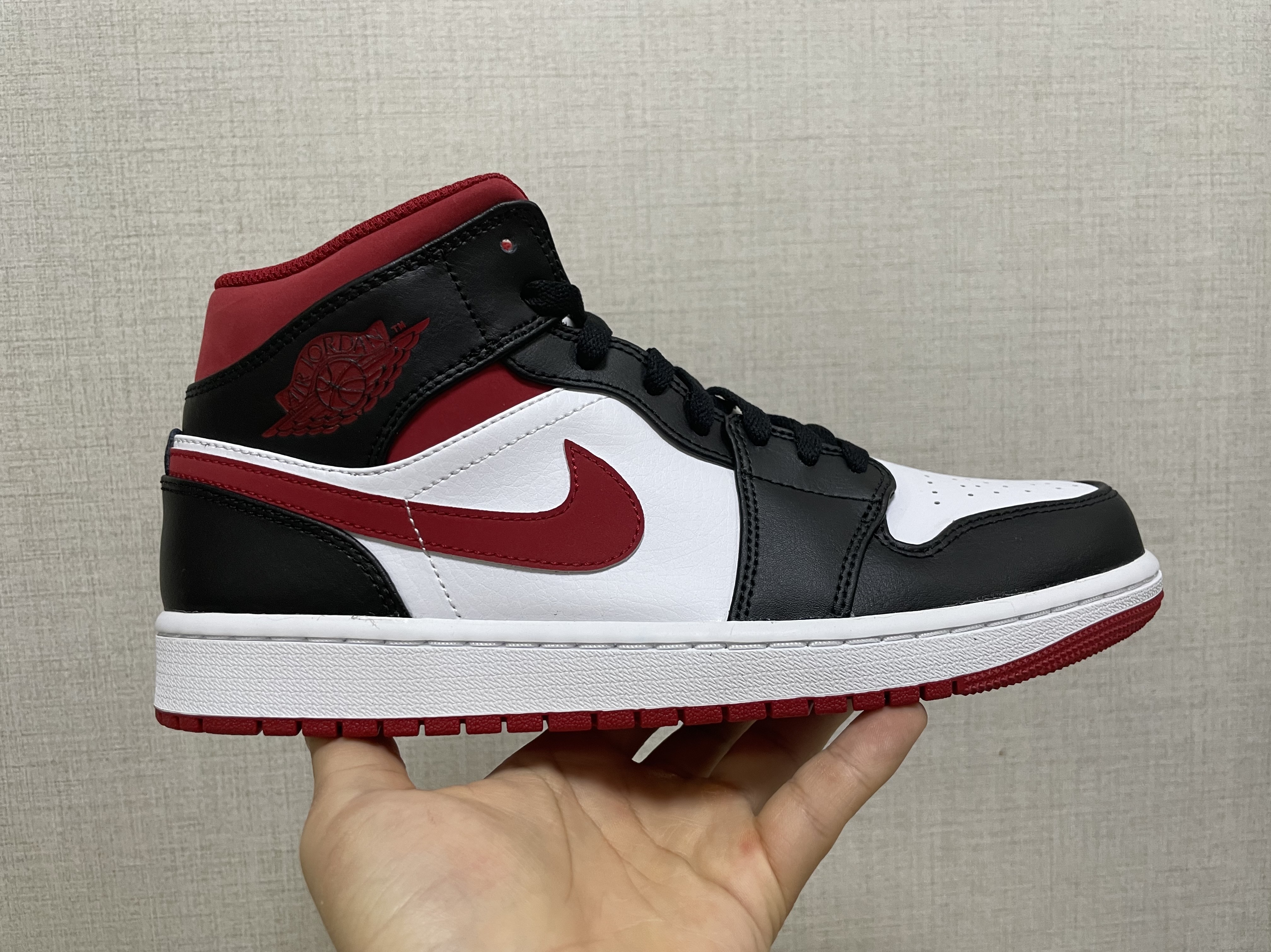 Jordan 1 Mid Gym Red Black White 착용 스타일 - 3