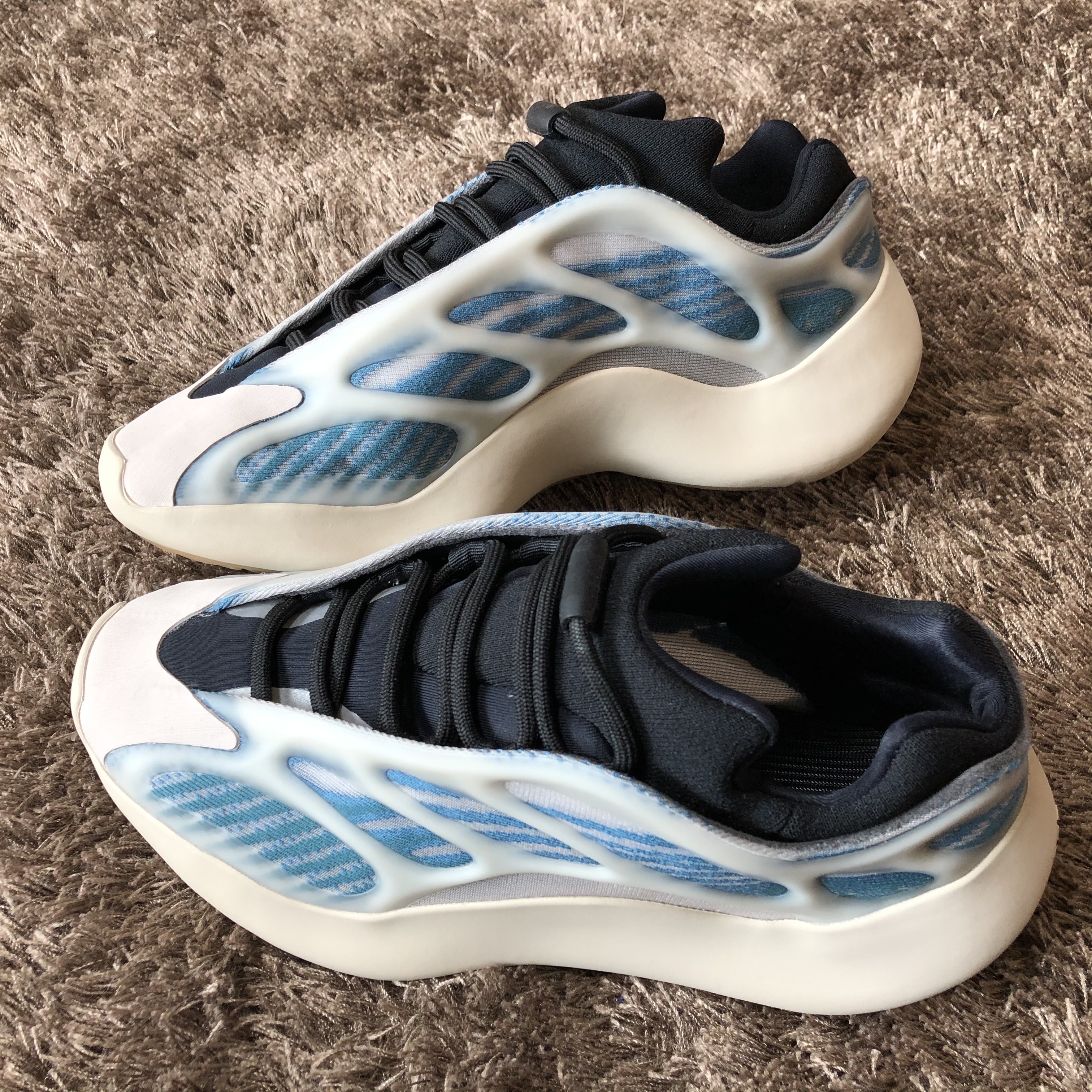 Adidas Yeezy 700 V3 Kyanite 착용 스타일 - 4