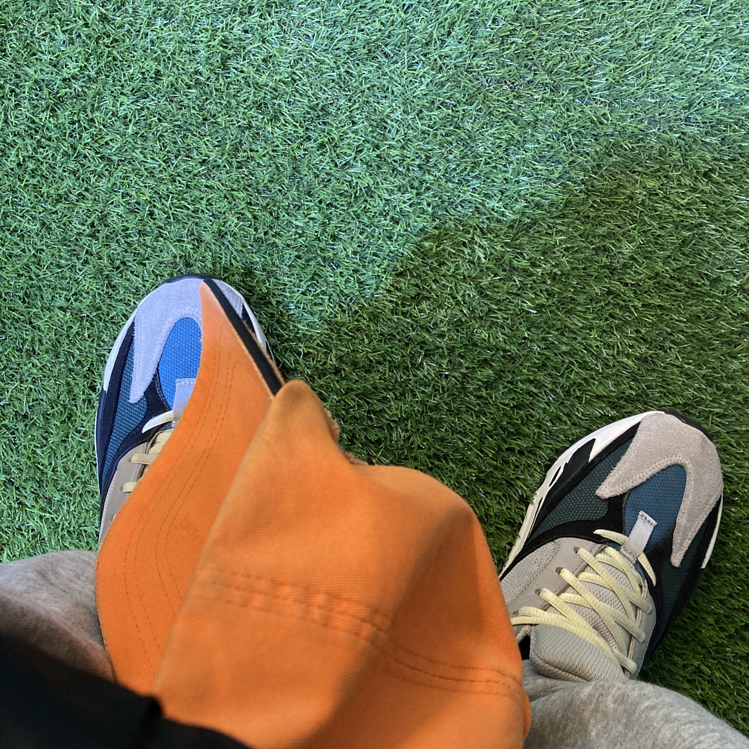 Adidas Yeezy Boost 700 Wave Runner Solid Grey 2017/2019 착용 스타일