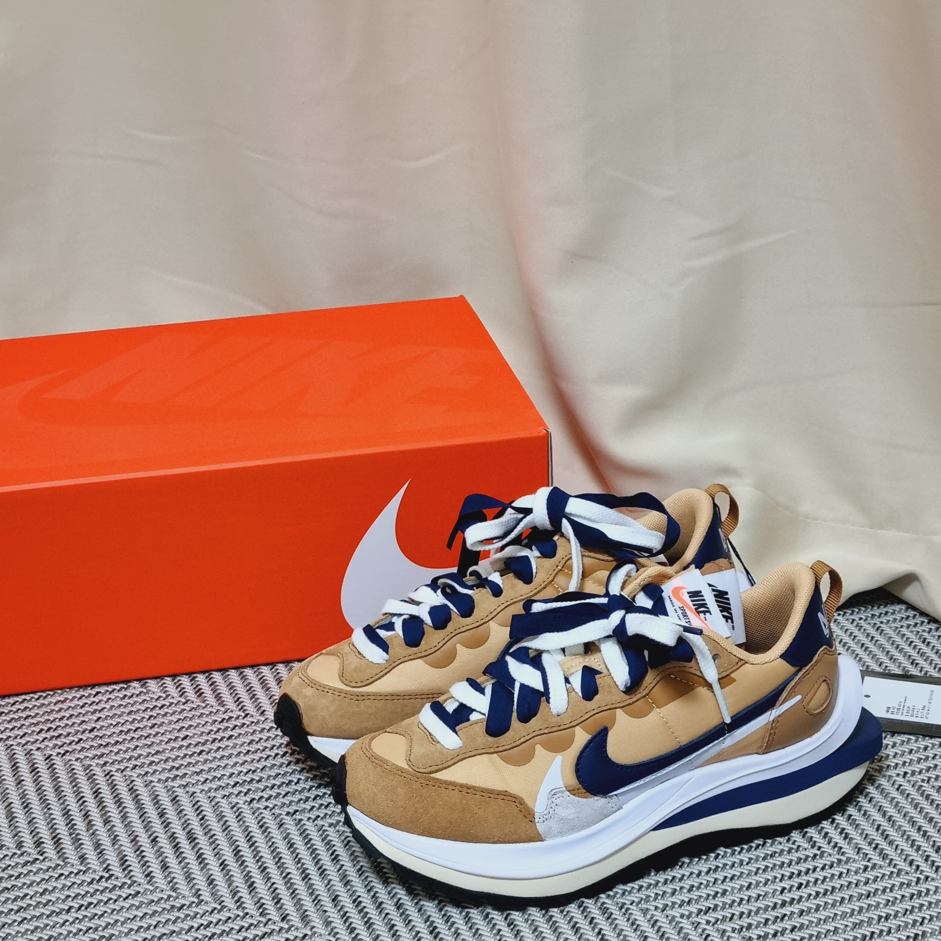 Nike x Sacai VaporWaffle Sesame and Blue Void 착용 스타일 - 1