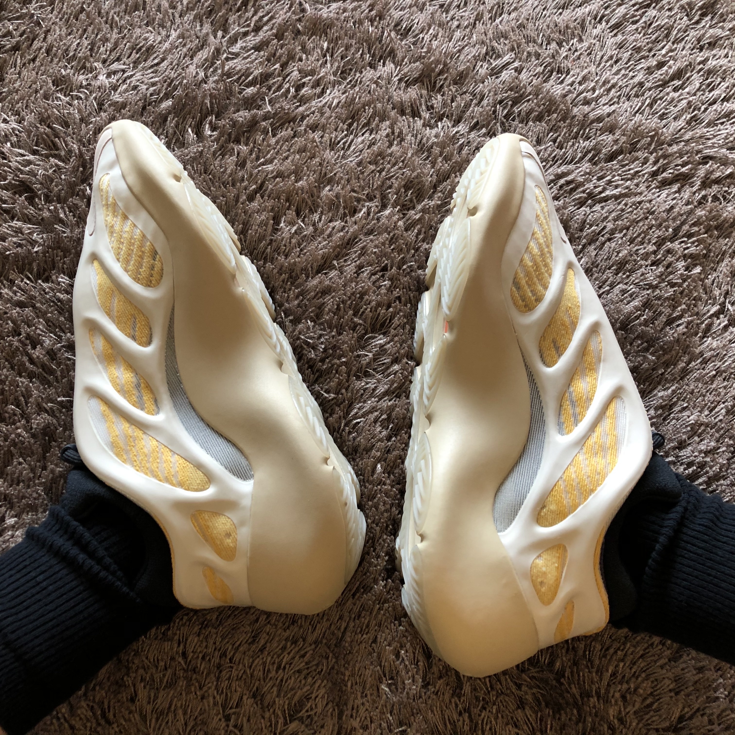 Adidas Yeezy 700 V3 Safflower 착용 스타일 - 2