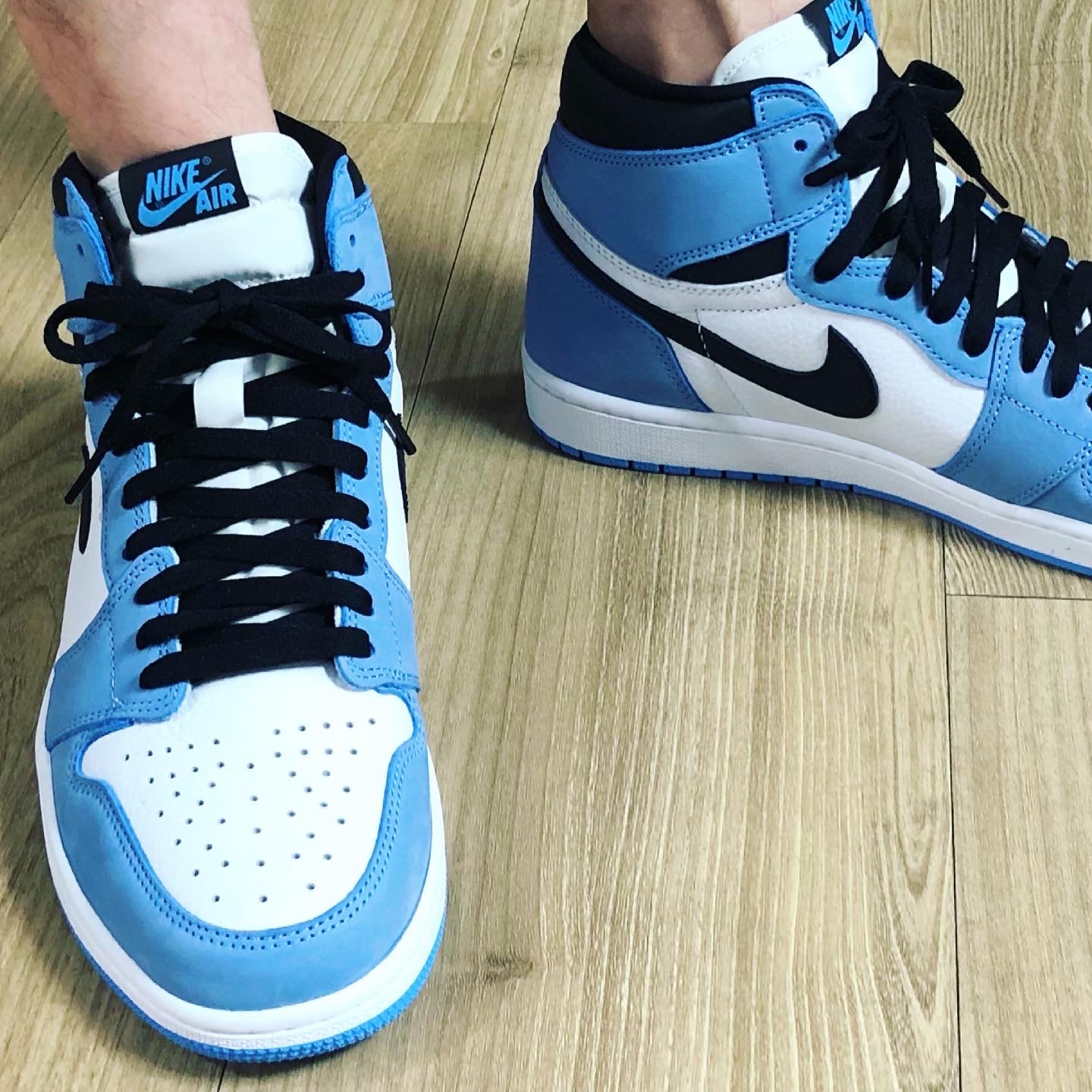 Jordan 1 Retro High OG University Blue 착용 스타일 - 5