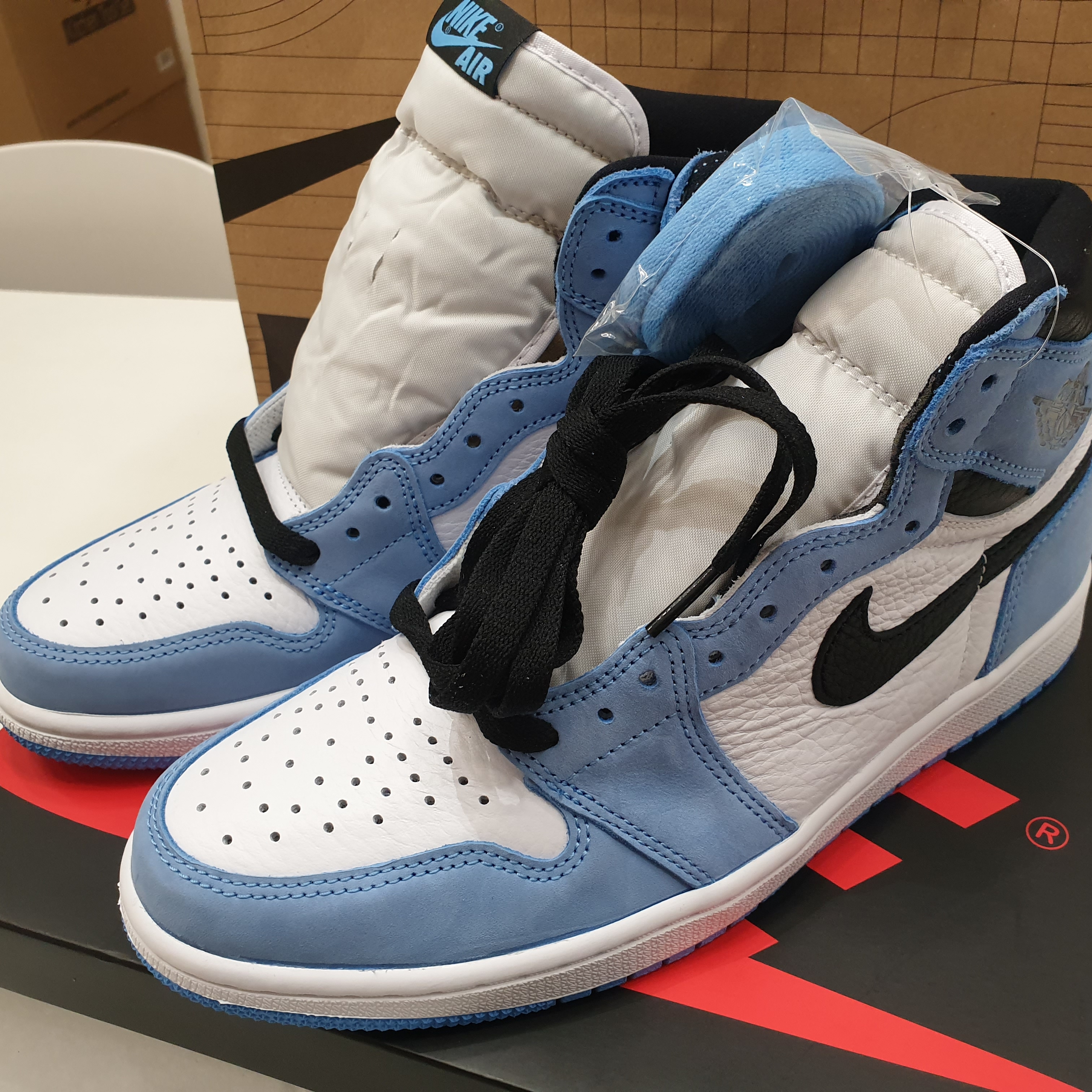 Jordan 1 Retro High OG University Blue 착용 스타일
