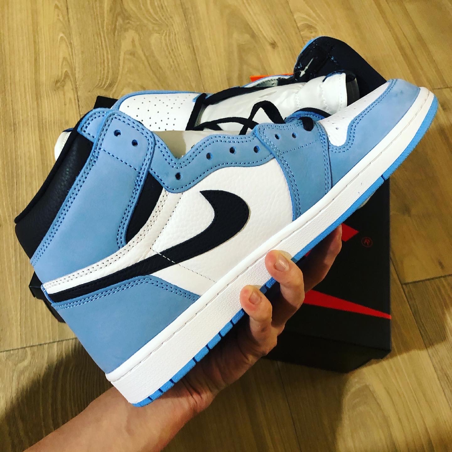 Jordan 1 Retro High OG University Blue 착용 스타일 - 3