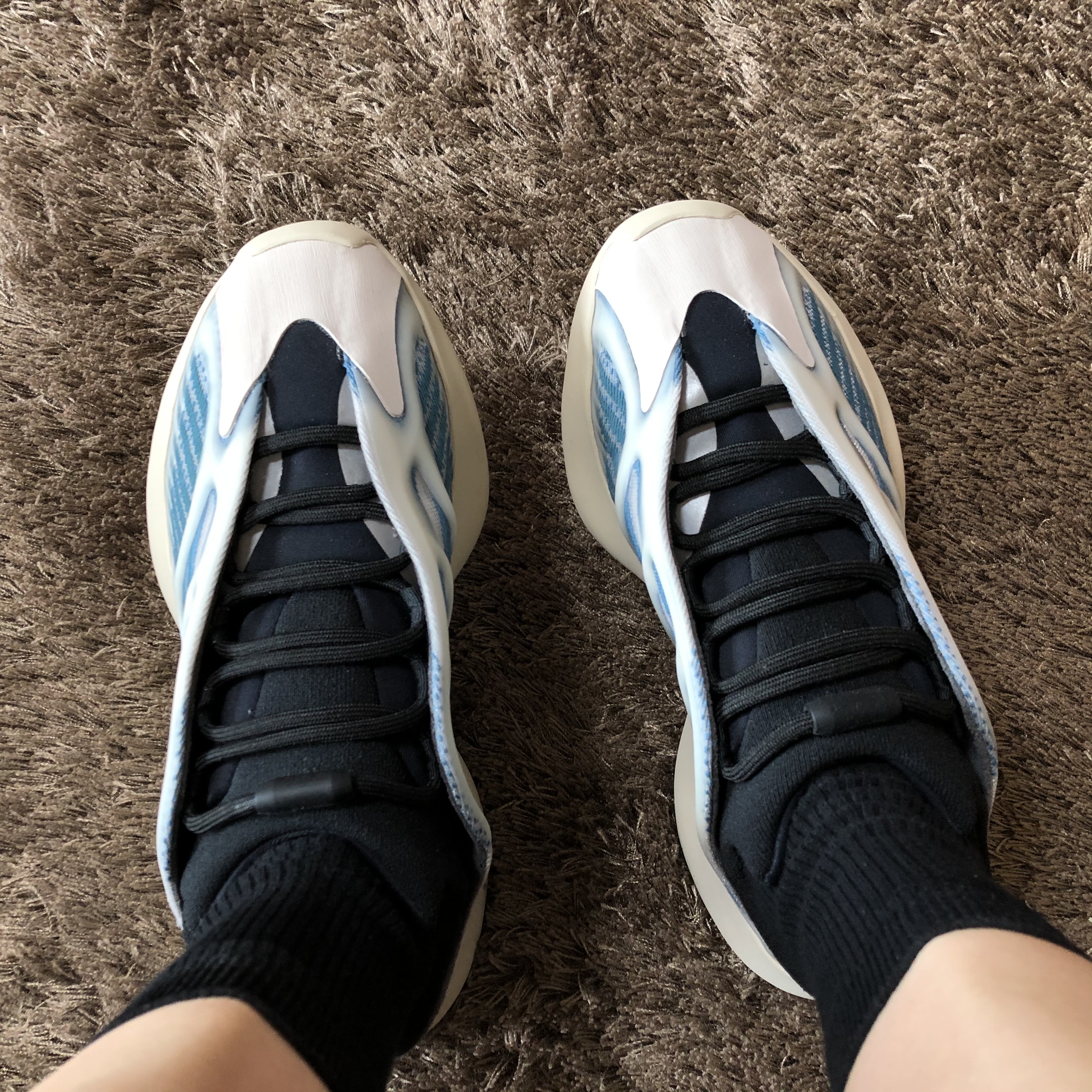 Adidas Yeezy 700 V3 Kyanite 착용 스타일 - 3