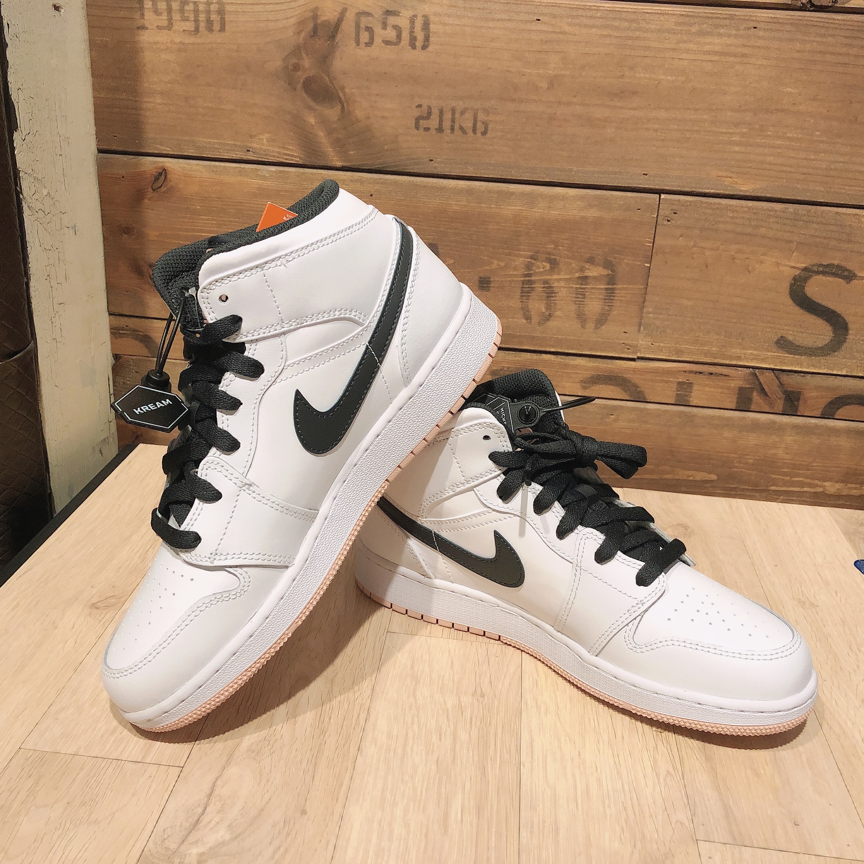 (GS) Jordan 1 Mid White Arctic Orange 착용 스타일 - 1