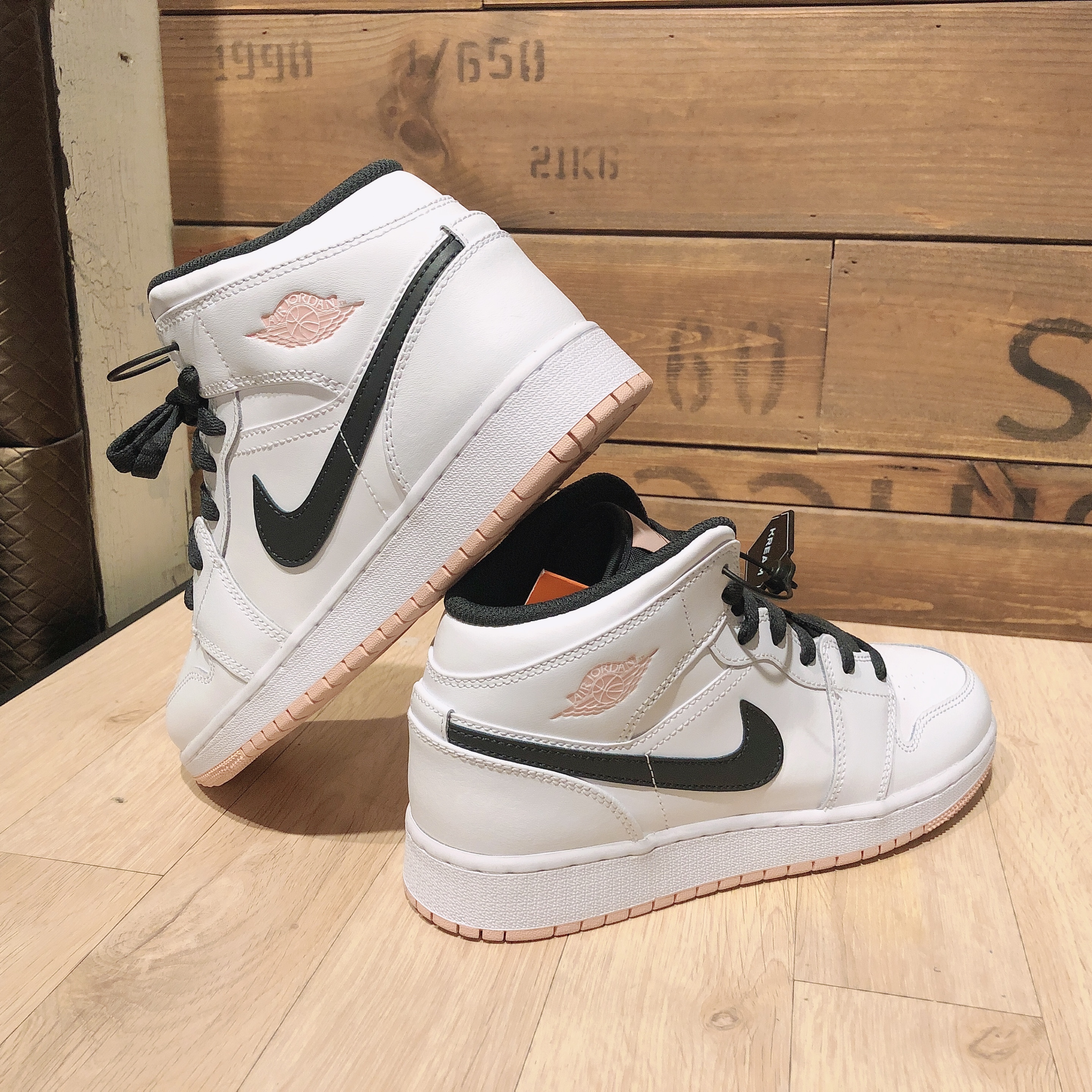 (GS) Jordan 1 Mid White Arctic Orange 착용 스타일 - 3
