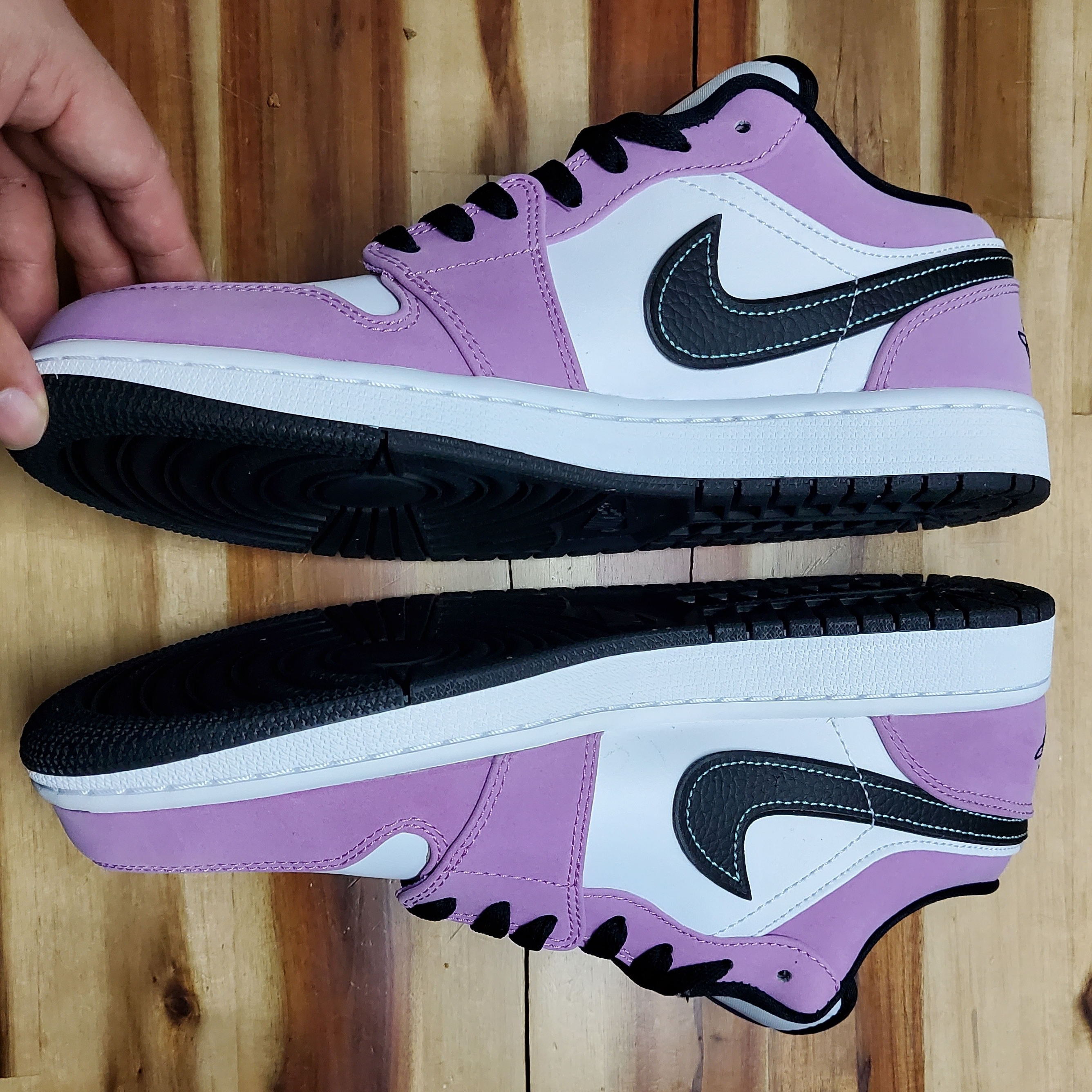 Jordan 1 Low SE Violet Shock 착용 스타일 - 4
