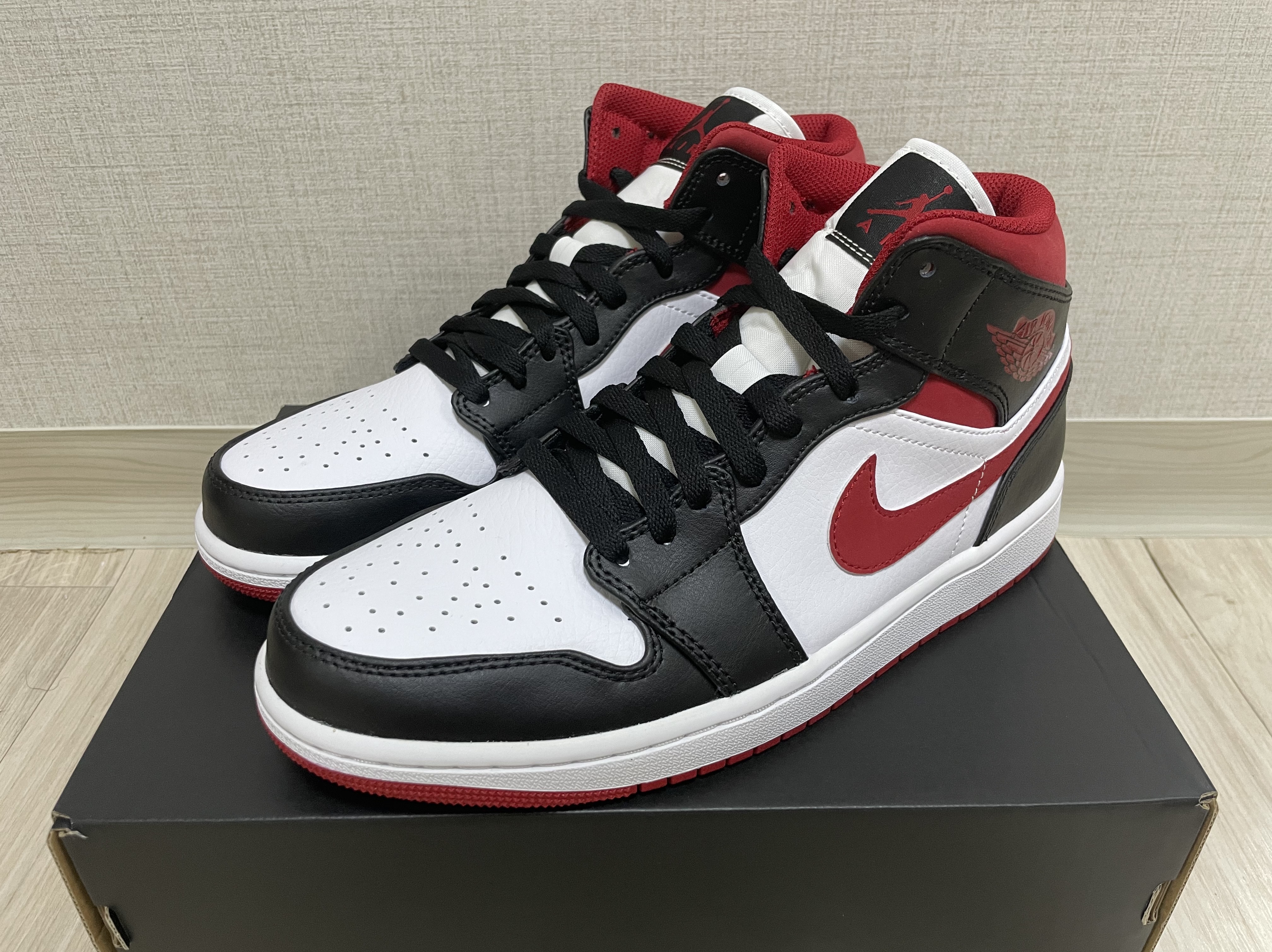 Jordan 1 Mid Gym Red Black White 착용 스타일 - 2