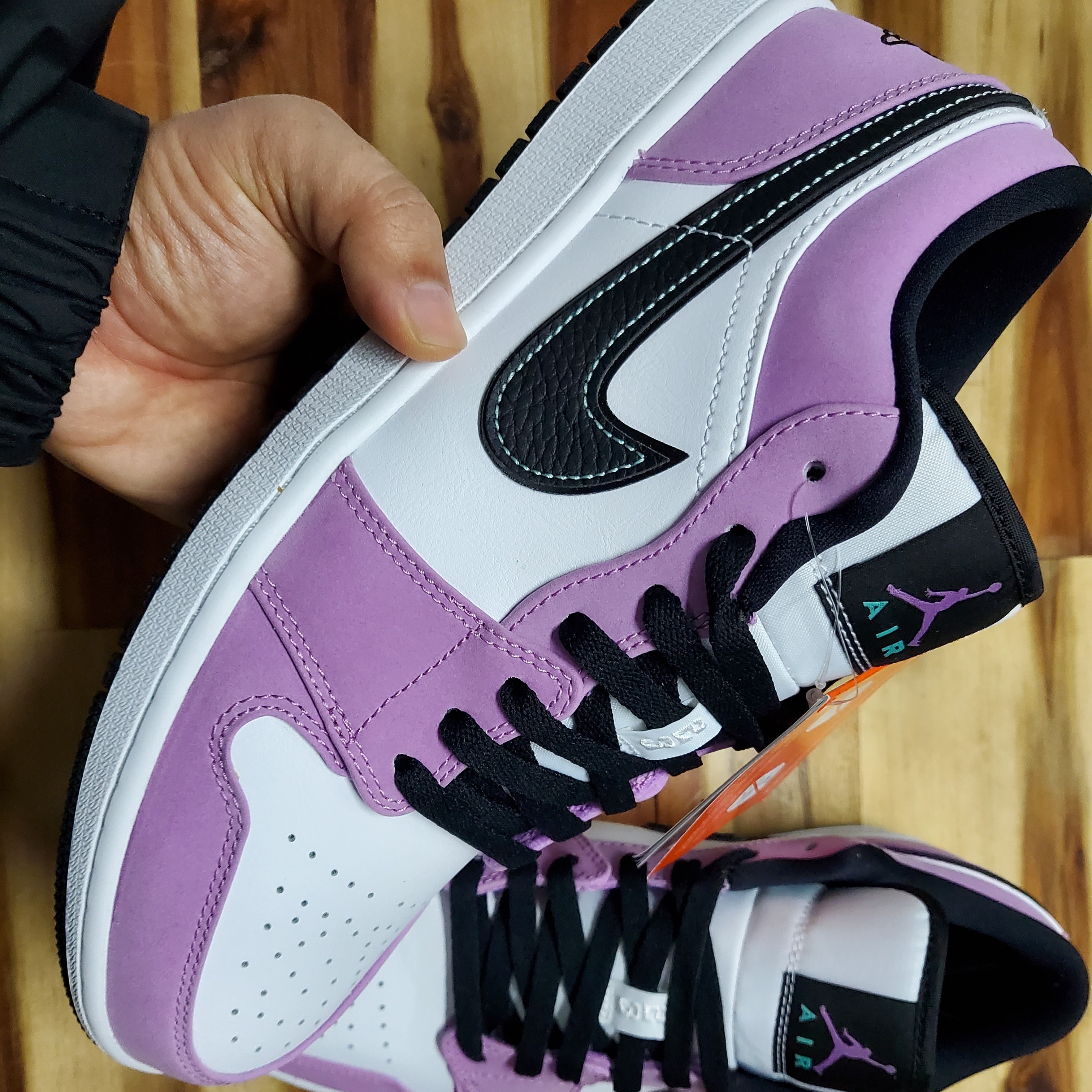 Jordan 1 Low SE Violet Shock 착용 스타일 - 2