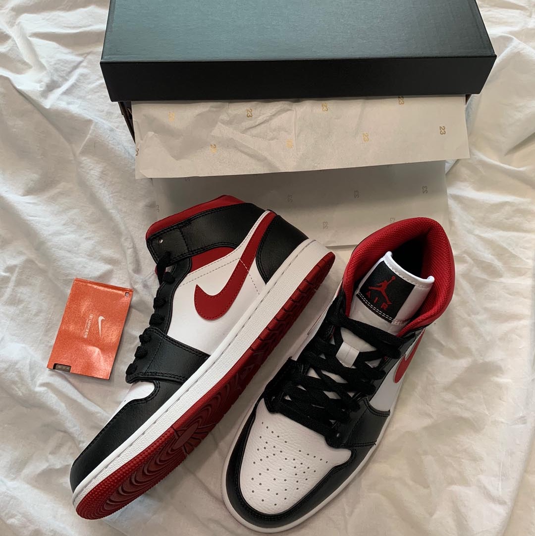 Jordan 1 Mid Gym Red Black White 착용 스타일 - 2