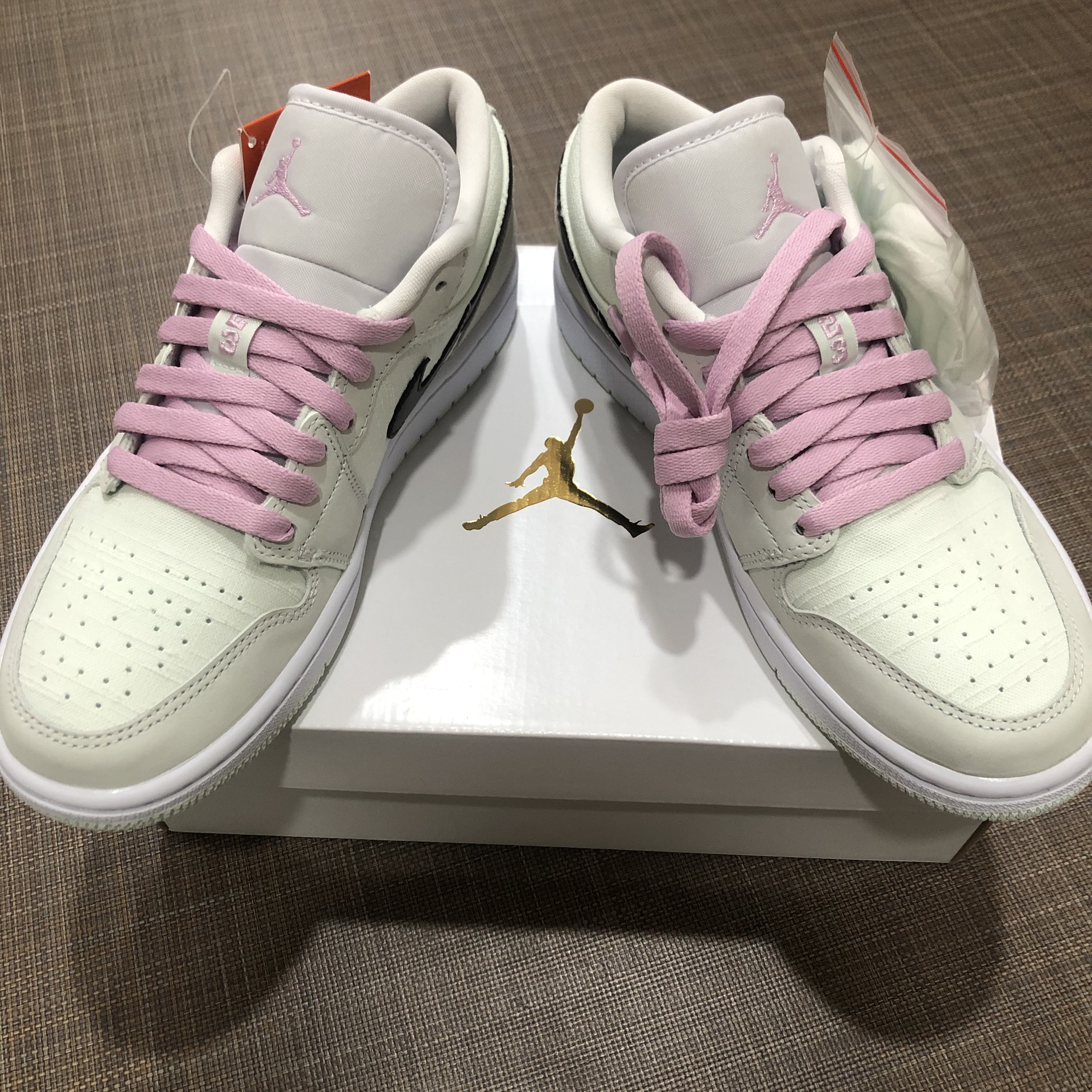 (W) Jordan 1 Low SE Barely Green 착용 스타일 - 3