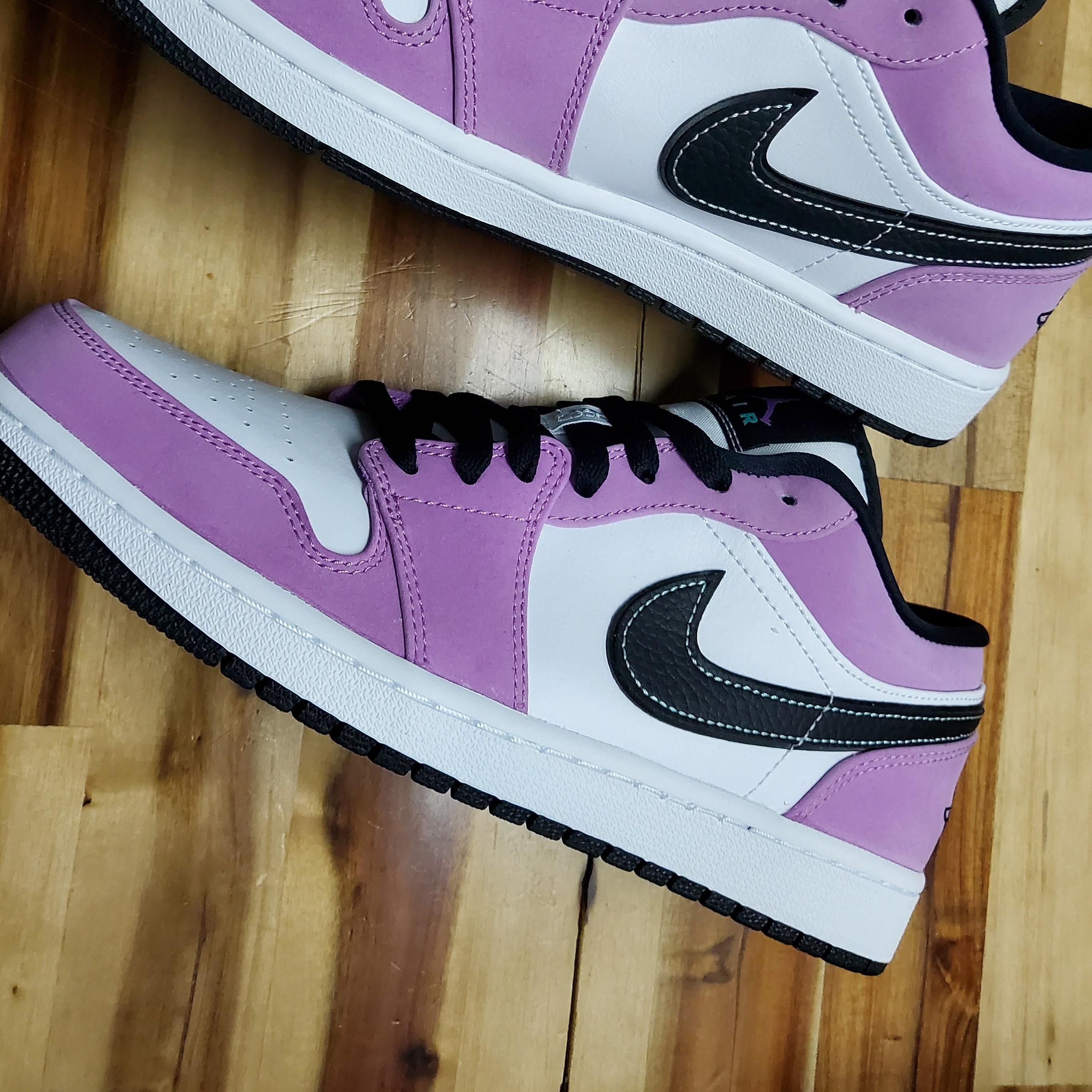 Jordan 1 Low SE Violet Shock 착용 스타일 - 3
