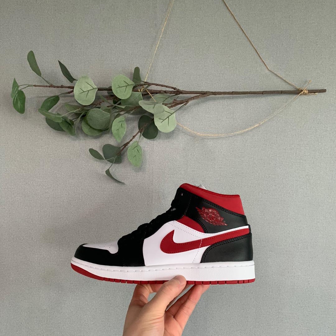 Jordan 1 Mid Gym Red Black White 착용 스타일 - 1