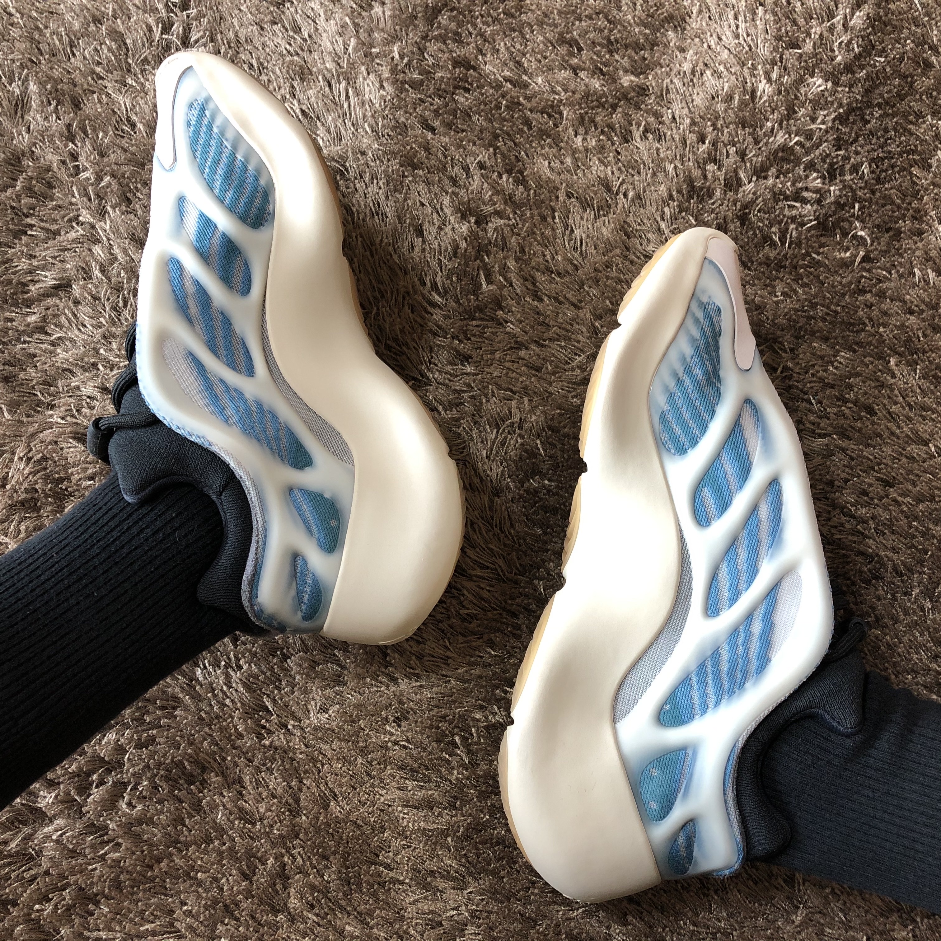 Adidas Yeezy 700 V3 Kyanite 착용 스타일 - 2