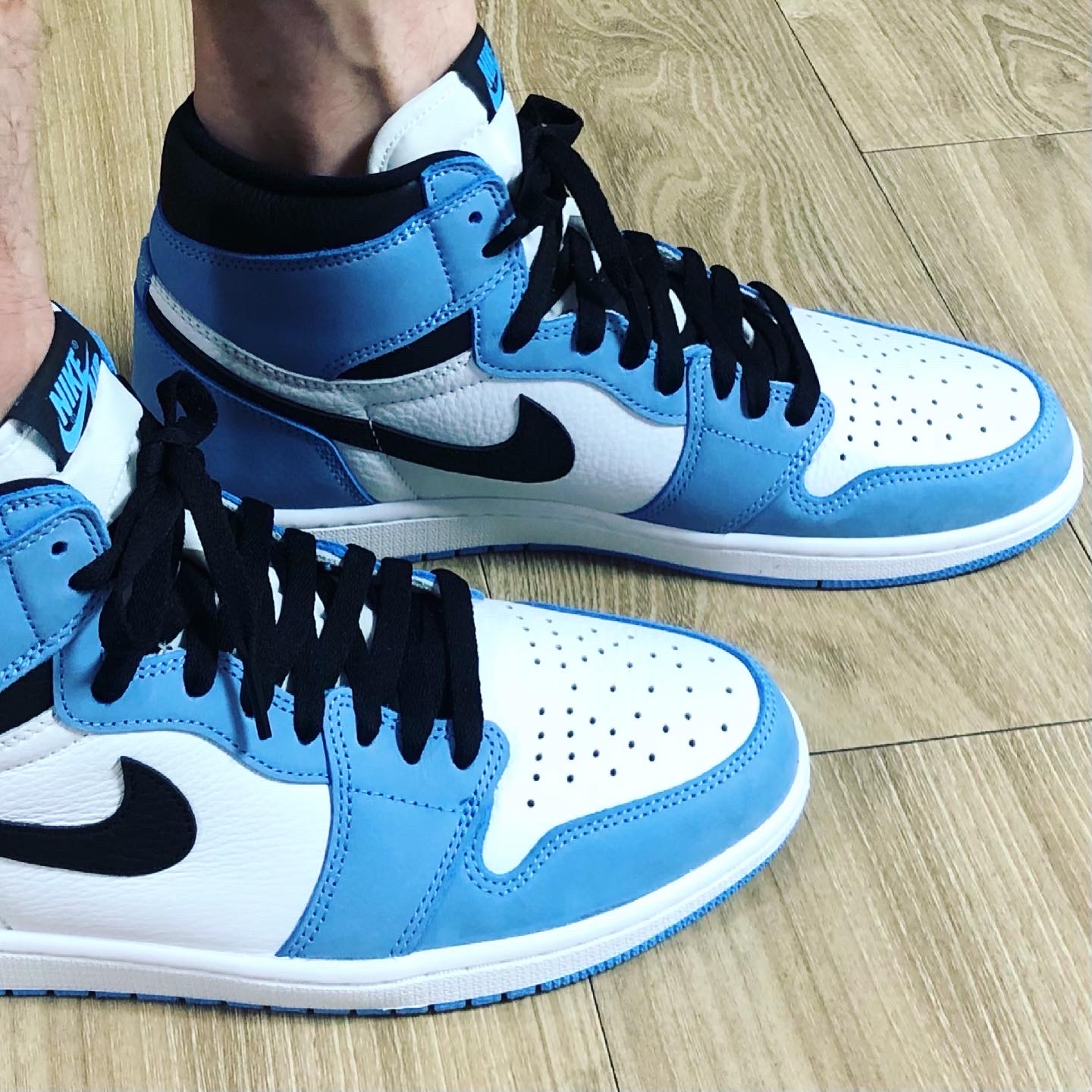 Jordan 1 Retro High OG University Blue 착용 스타일 - 4
