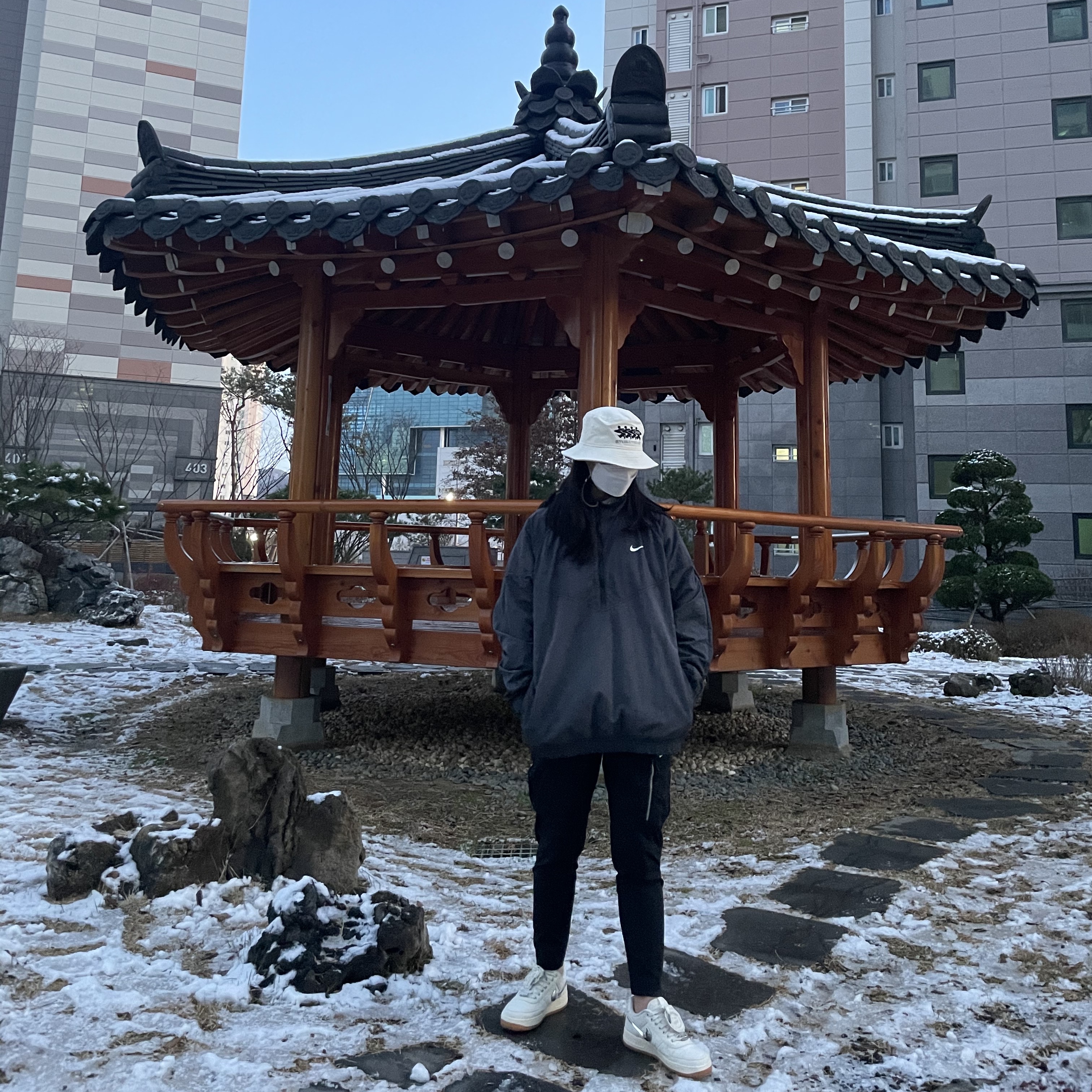 Nike x Travis Scott Air Force 1 Low Sail, Stussy x CDG Canvas Bucket Hat 착용 스타일