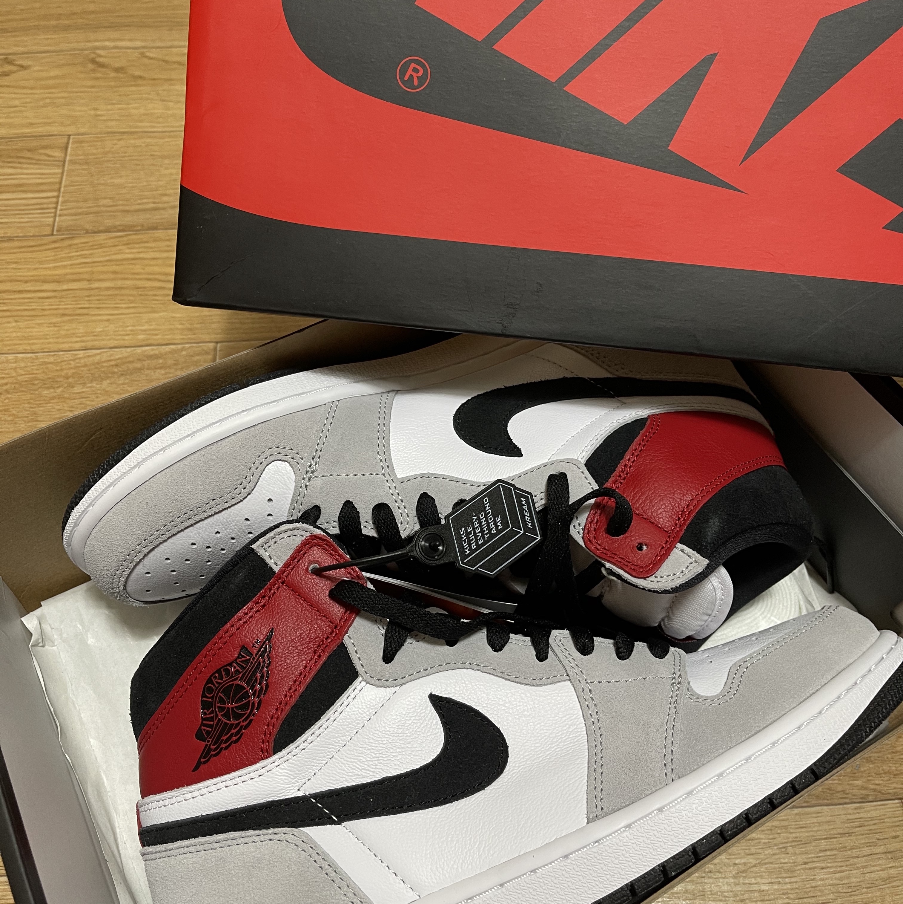 Jordan 1 Retro High OG Light Smoke Grey 착용 스타일 - 2