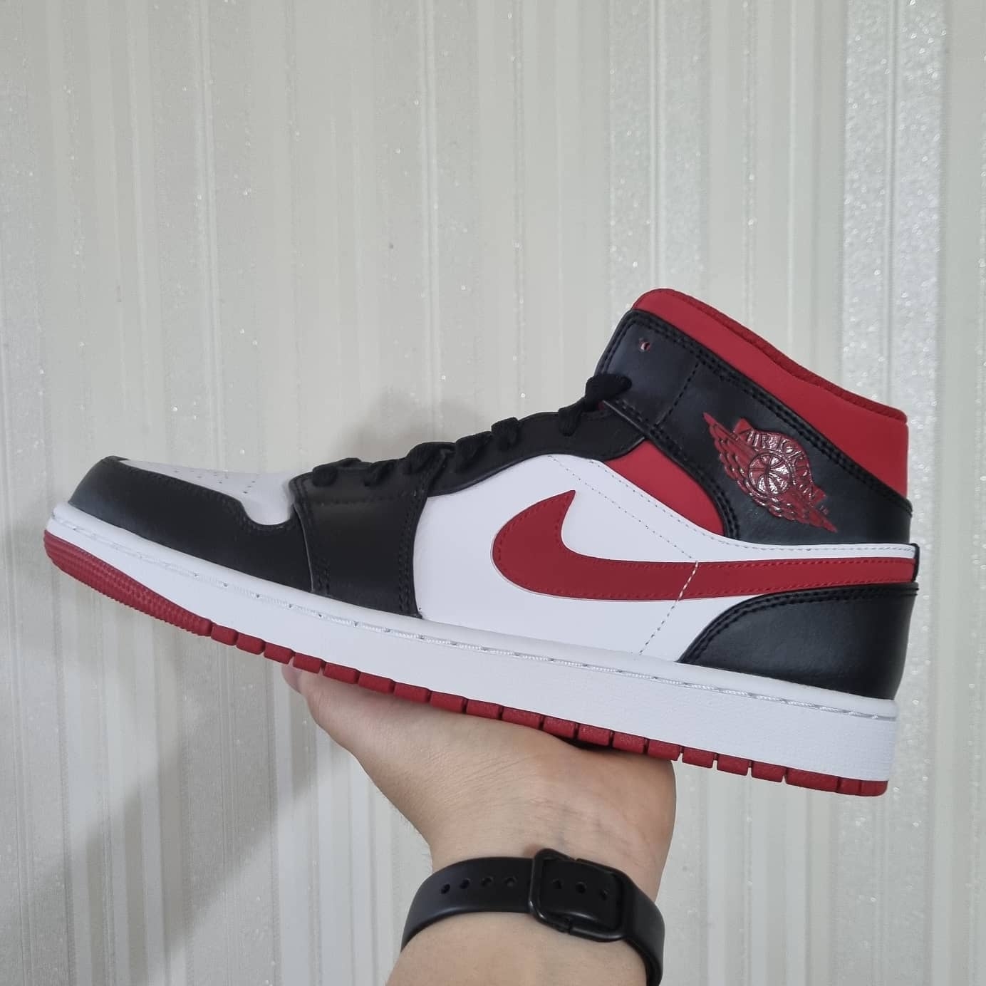 Jordan 1 Mid Gym Red Black White 착용 스타일