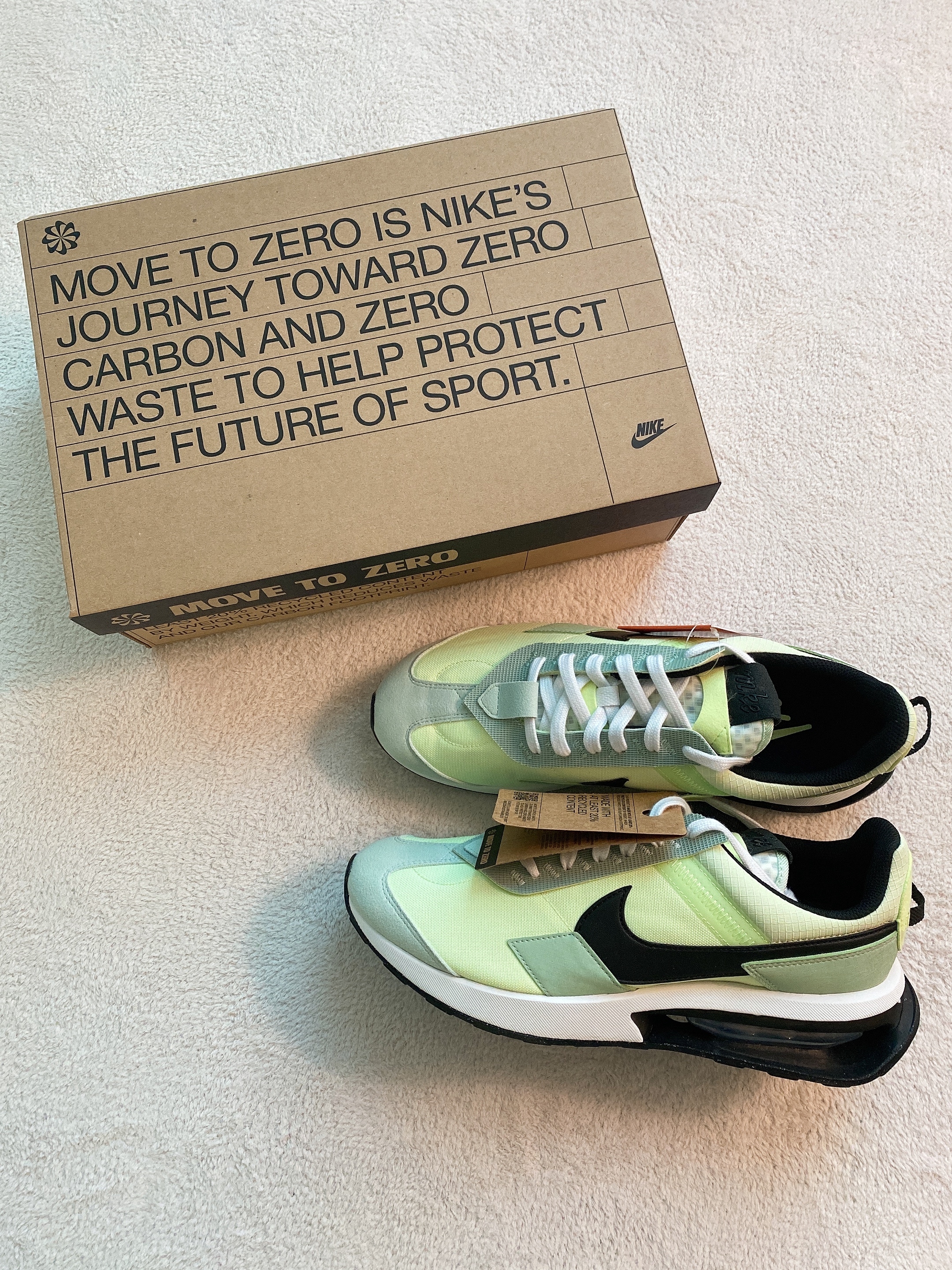 Nike Air Max Pre-Day Liquid Lime 착용 스타일