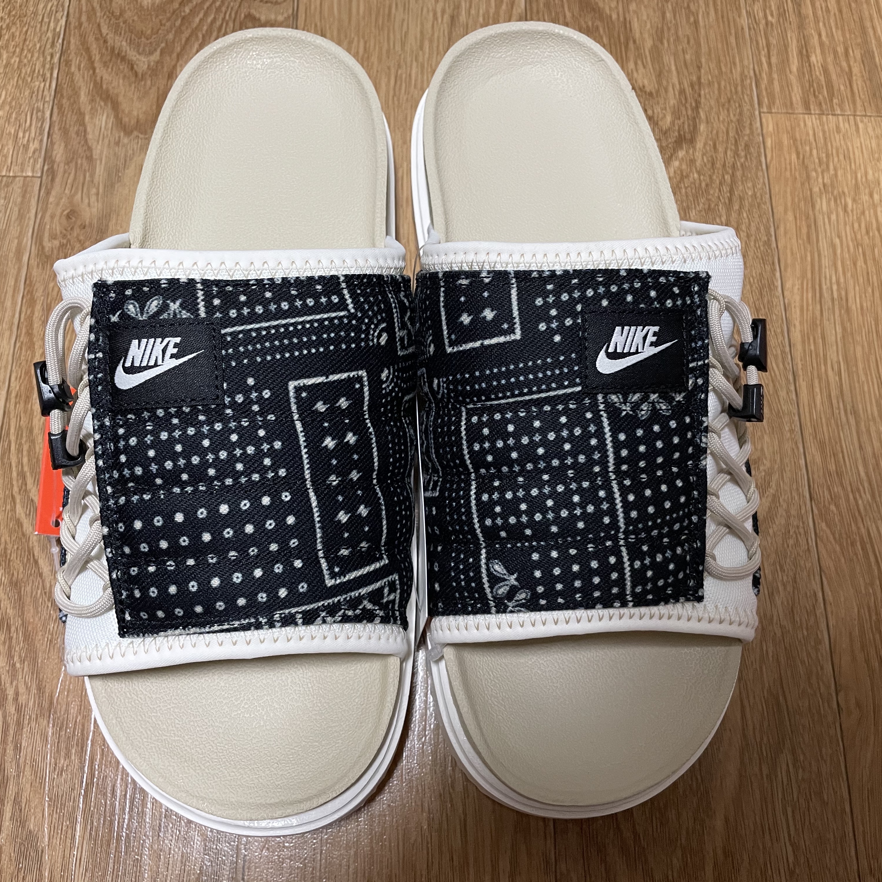 Nike Asuna Slide Pale Ivory Rattan 착용 스타일 - 1