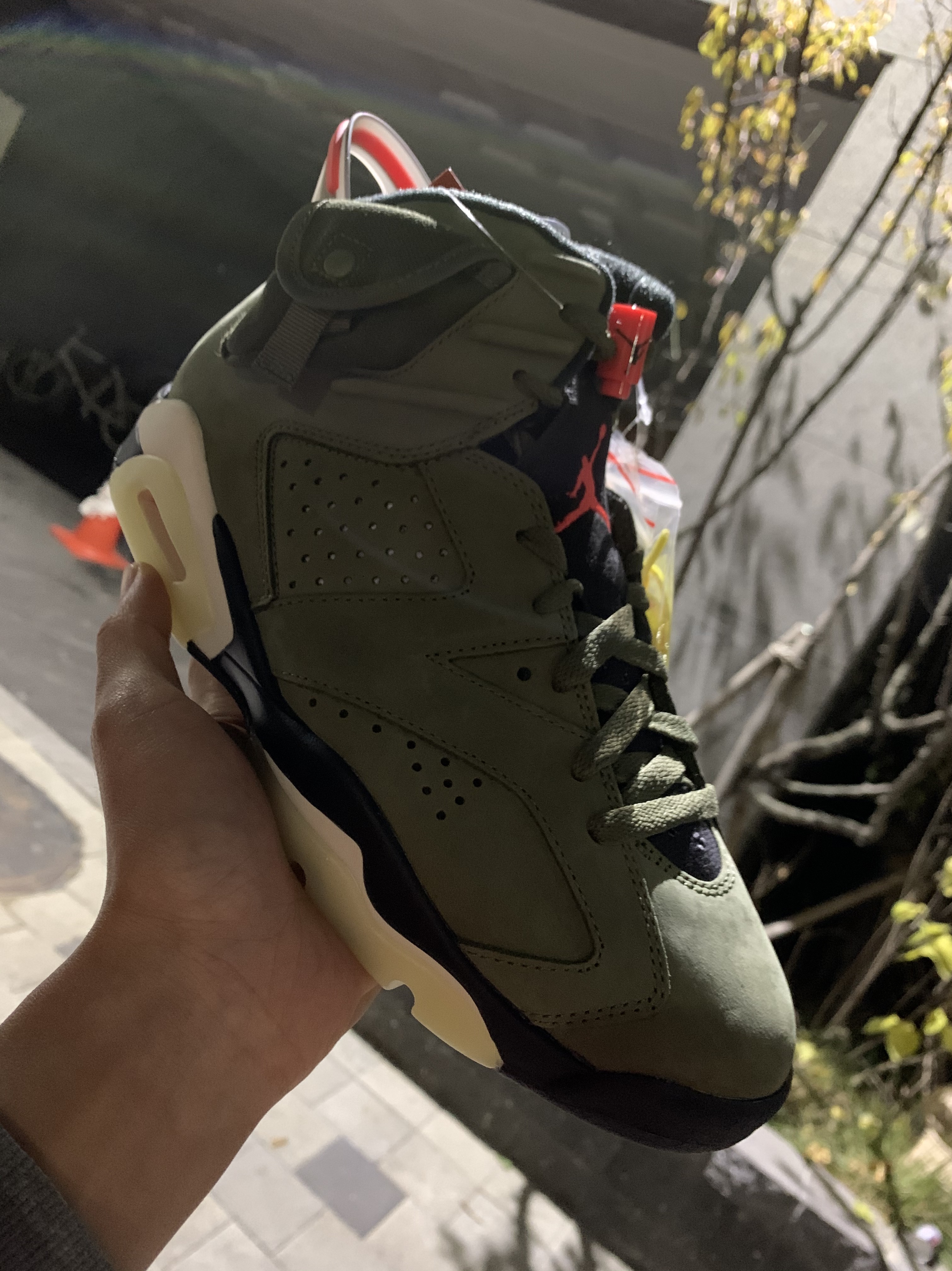 Jordan 6 x Travis Scott Retro Olive 착용 스타일 - 1