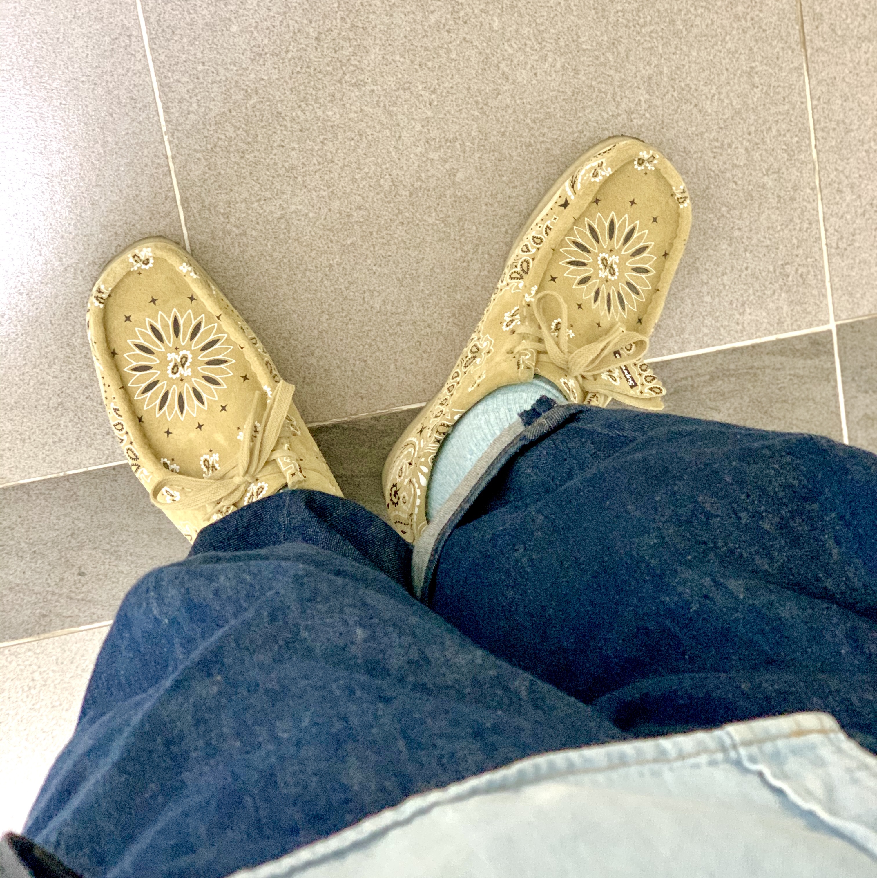 Clarks x Supreme Wallabee Bandana Khaki 착용 스타일 - 1