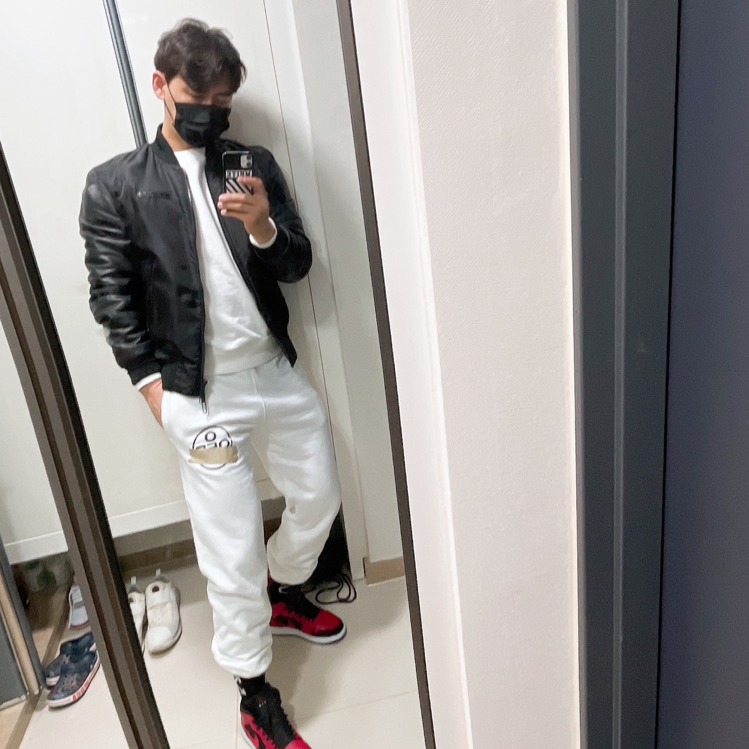 Jordan 1 Mid Black Gym Red 착용 스타일