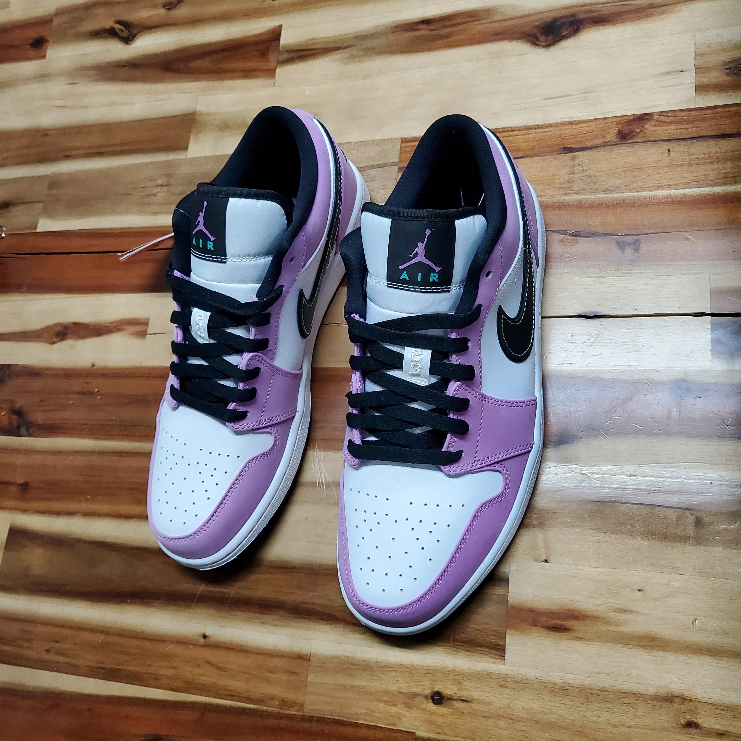 Jordan 1 Low SE Violet Shock 착용 스타일 - 1