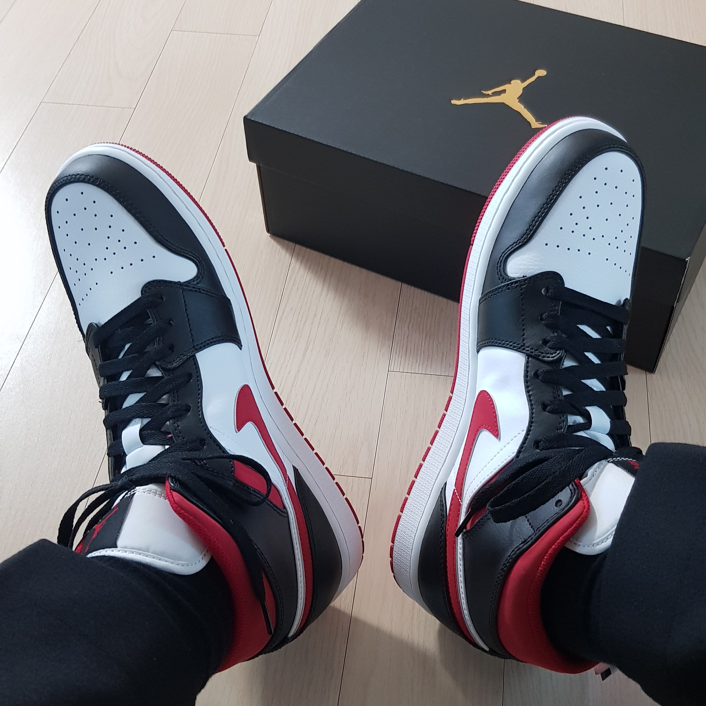Jordan 1 Mid Gym Red Black White 착용 스타일 - 1