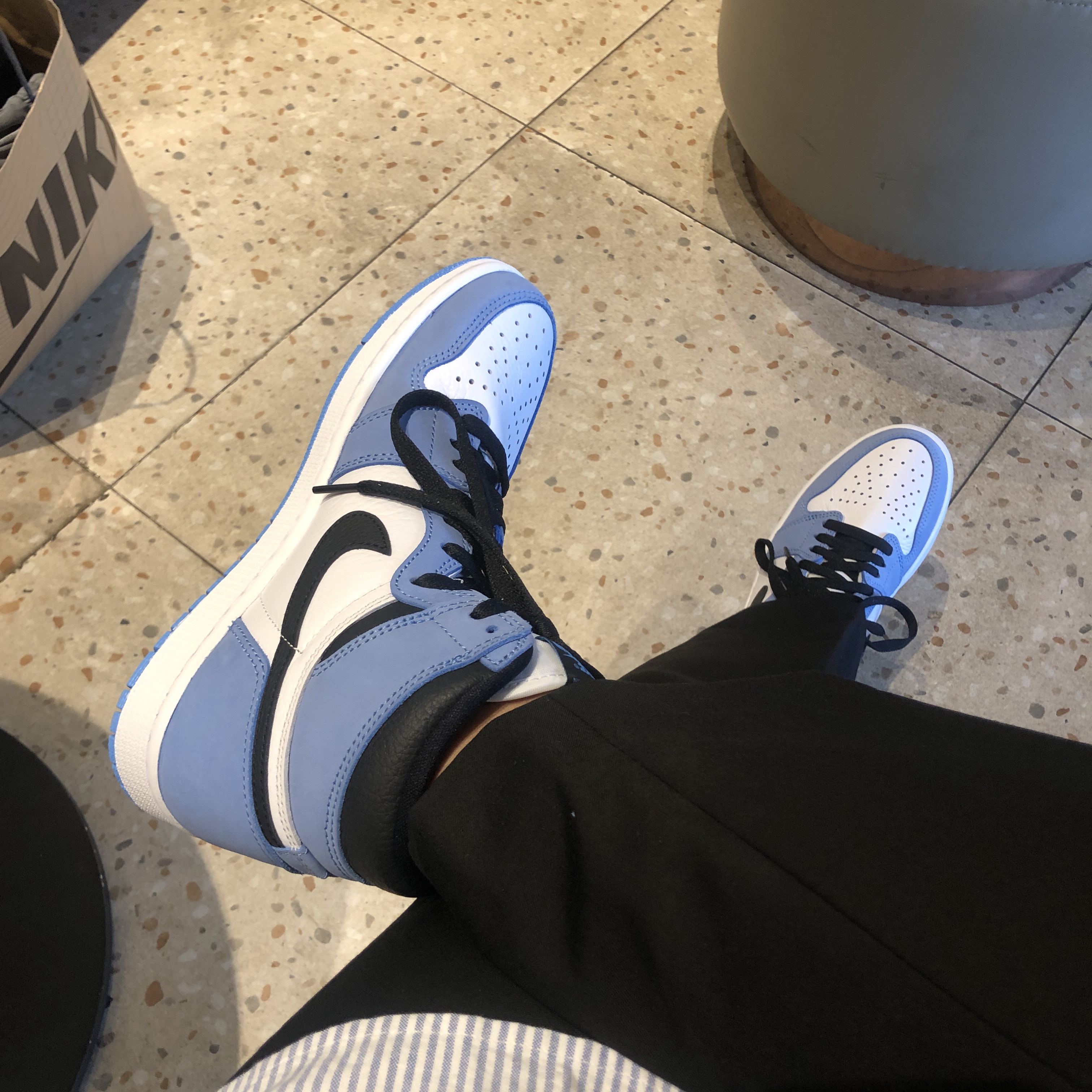 Jordan 1 Retro High OG University Blue 착용 스타일 - 1