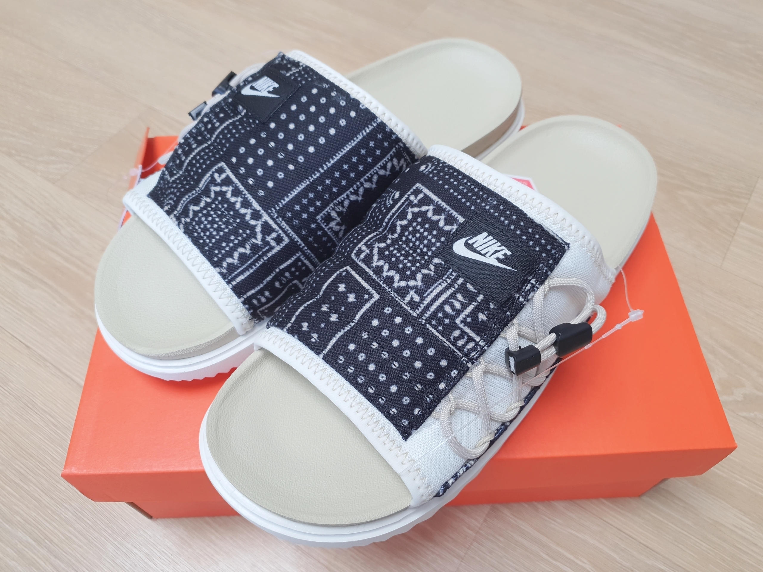Nike Asuna Slide Pale Ivory Rattan 착용 스타일