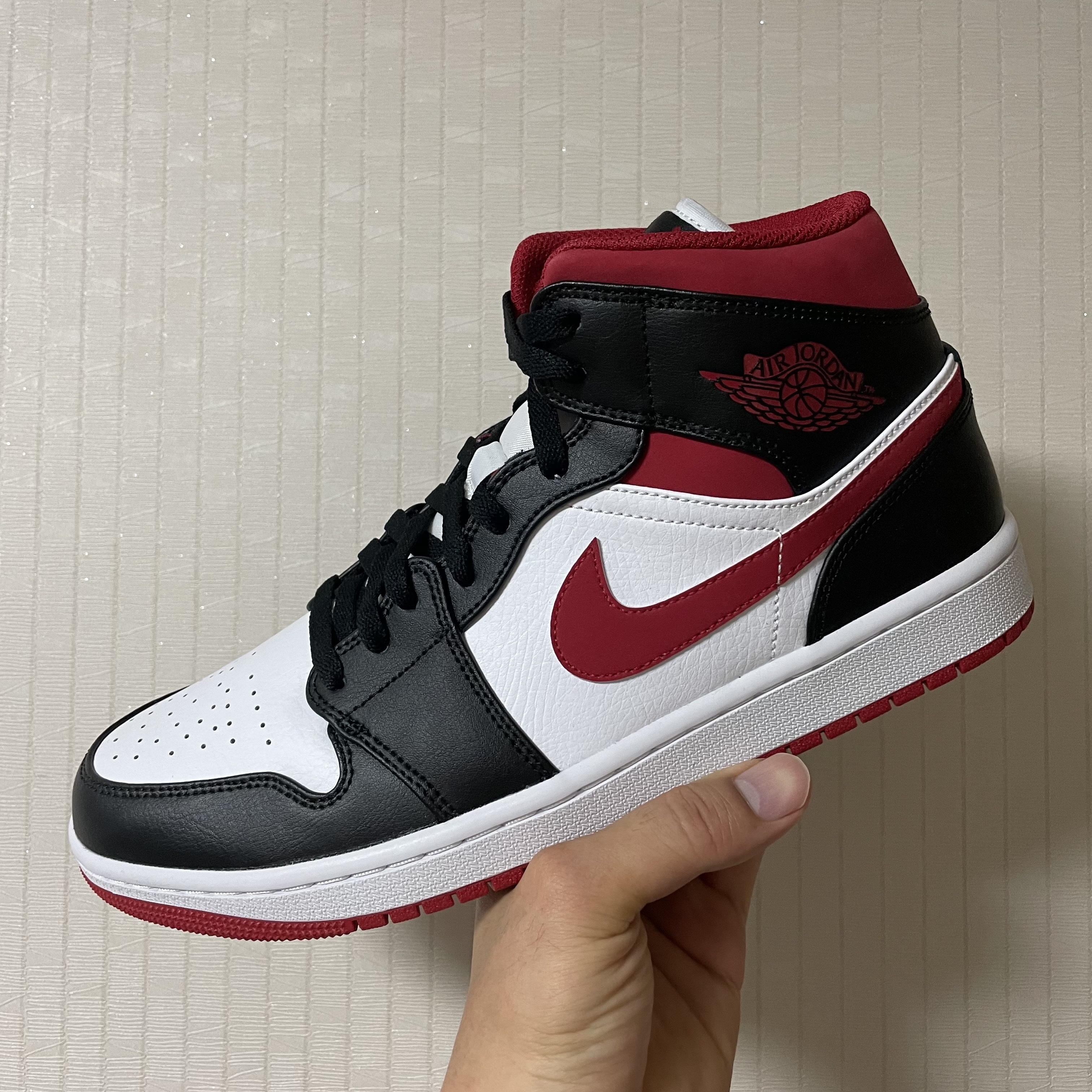 Jordan 1 Mid Gym Red Black White 착용 스타일