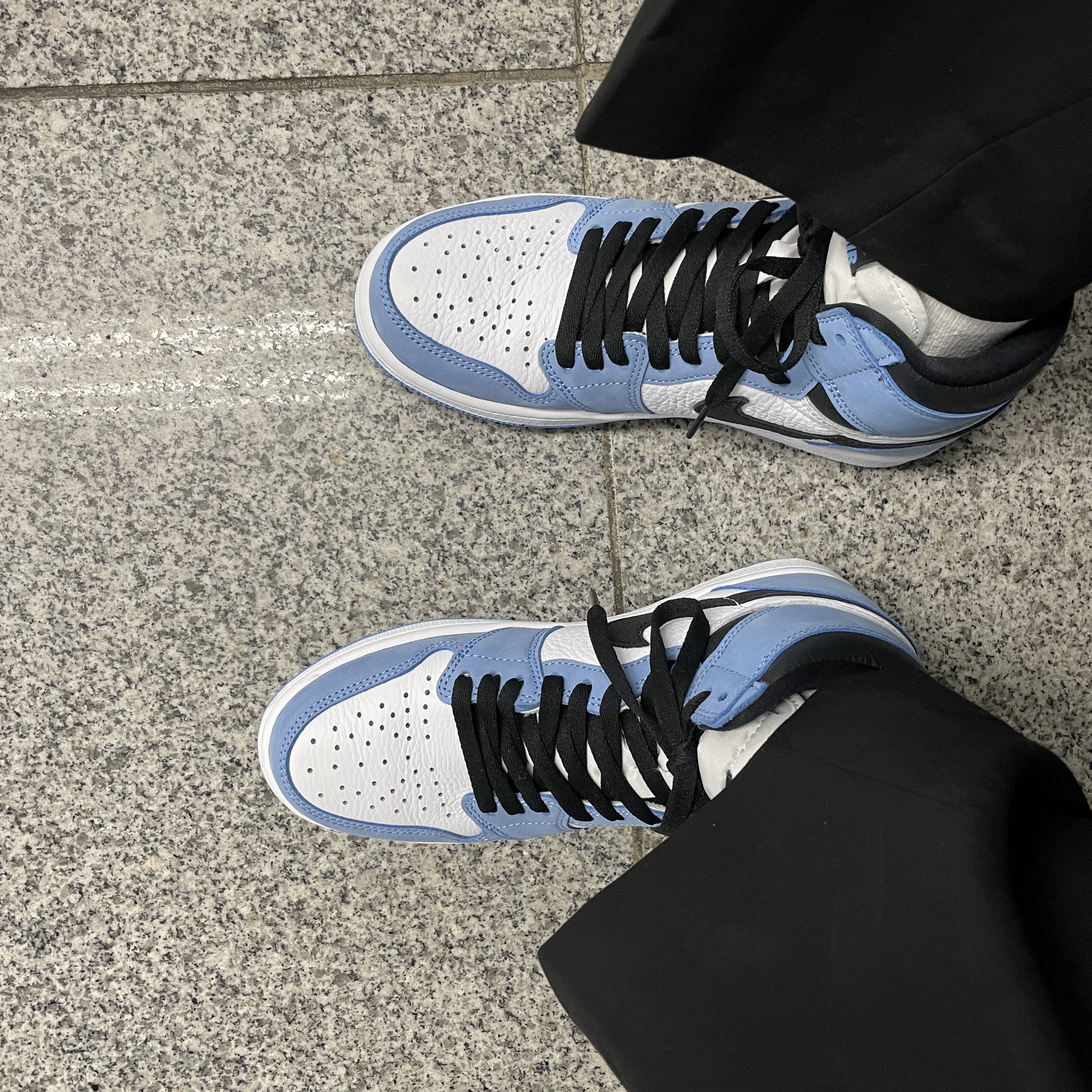 Jordan 1 Retro High OG University Blue 착용 스타일 - 2