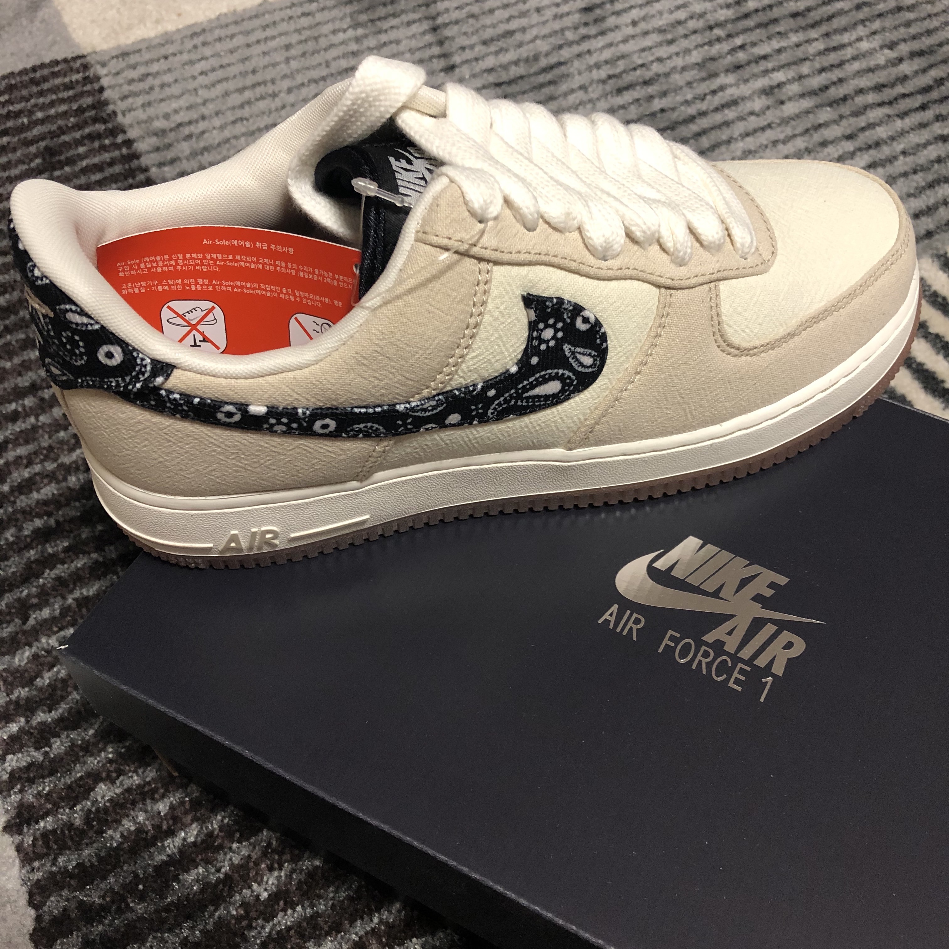 Nike Air Force 1 '07 LV8 Paisley Swoosh 착용 스타일