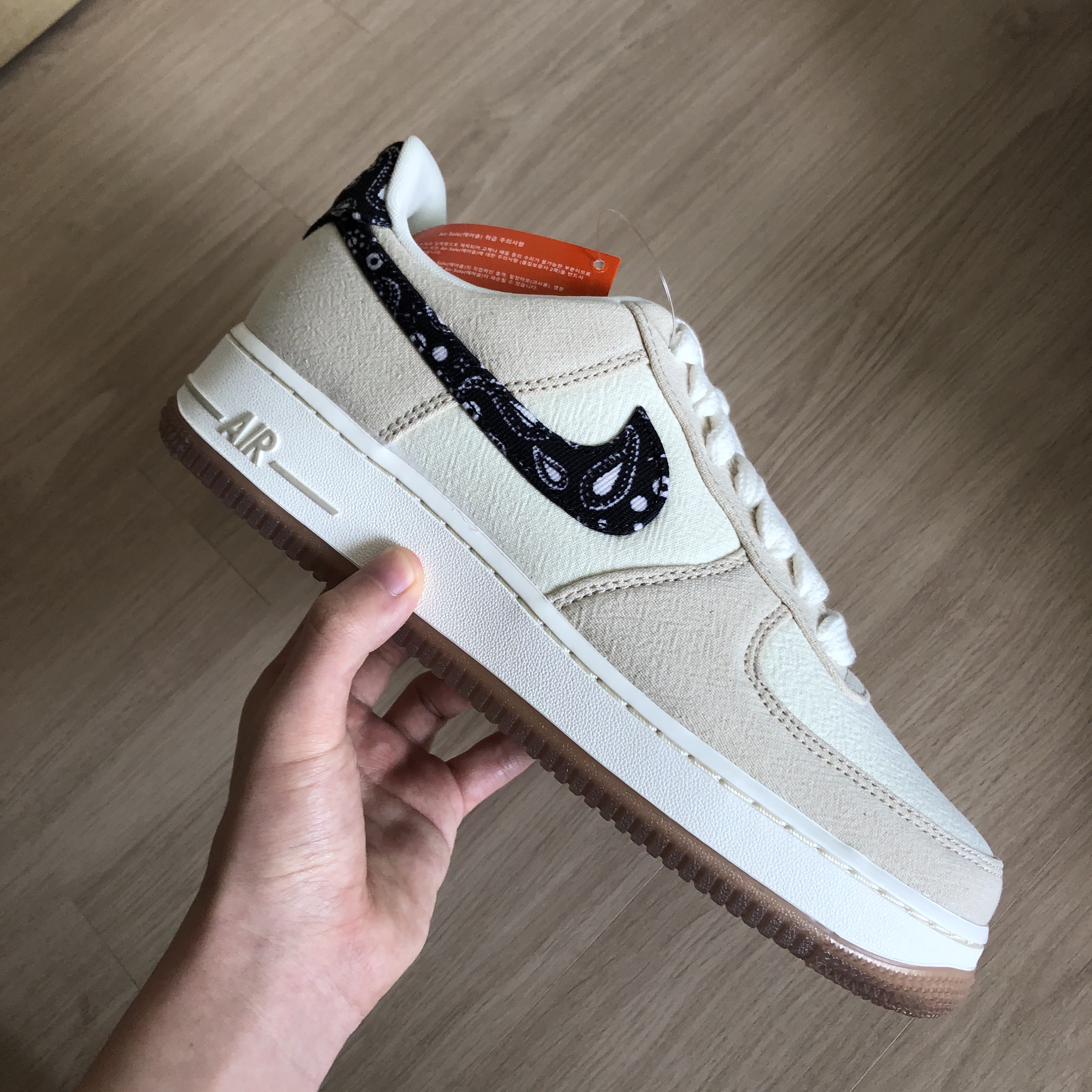 Nike Air Force 1 '07 LV8 Paisley Swoosh 착용 스타일