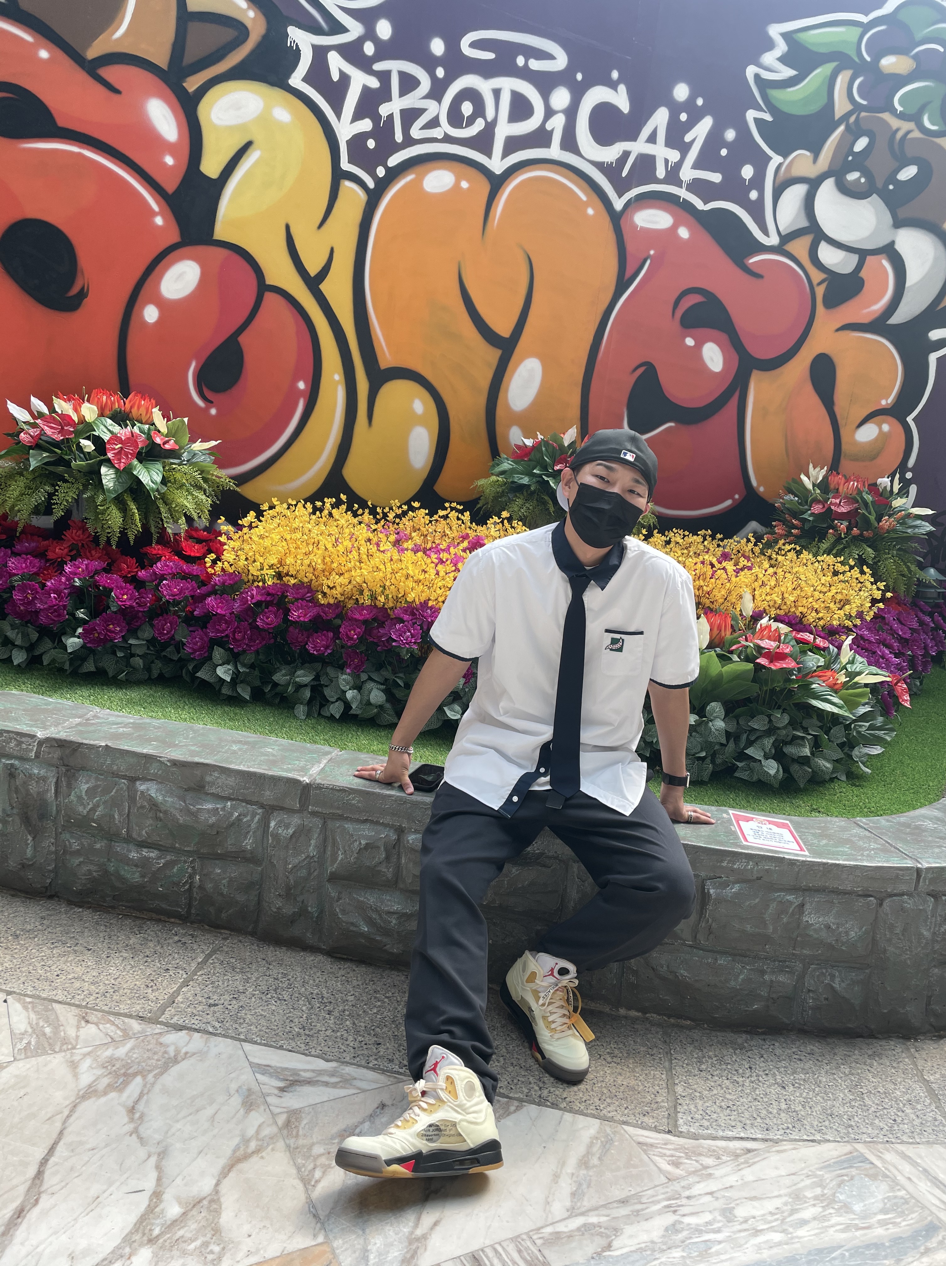 Jordan 5 x Off-White Retro SP Sail Fire Red, Nike x Sacai VaporWaffle Royal Fuchsia 착용 스타일 - 1