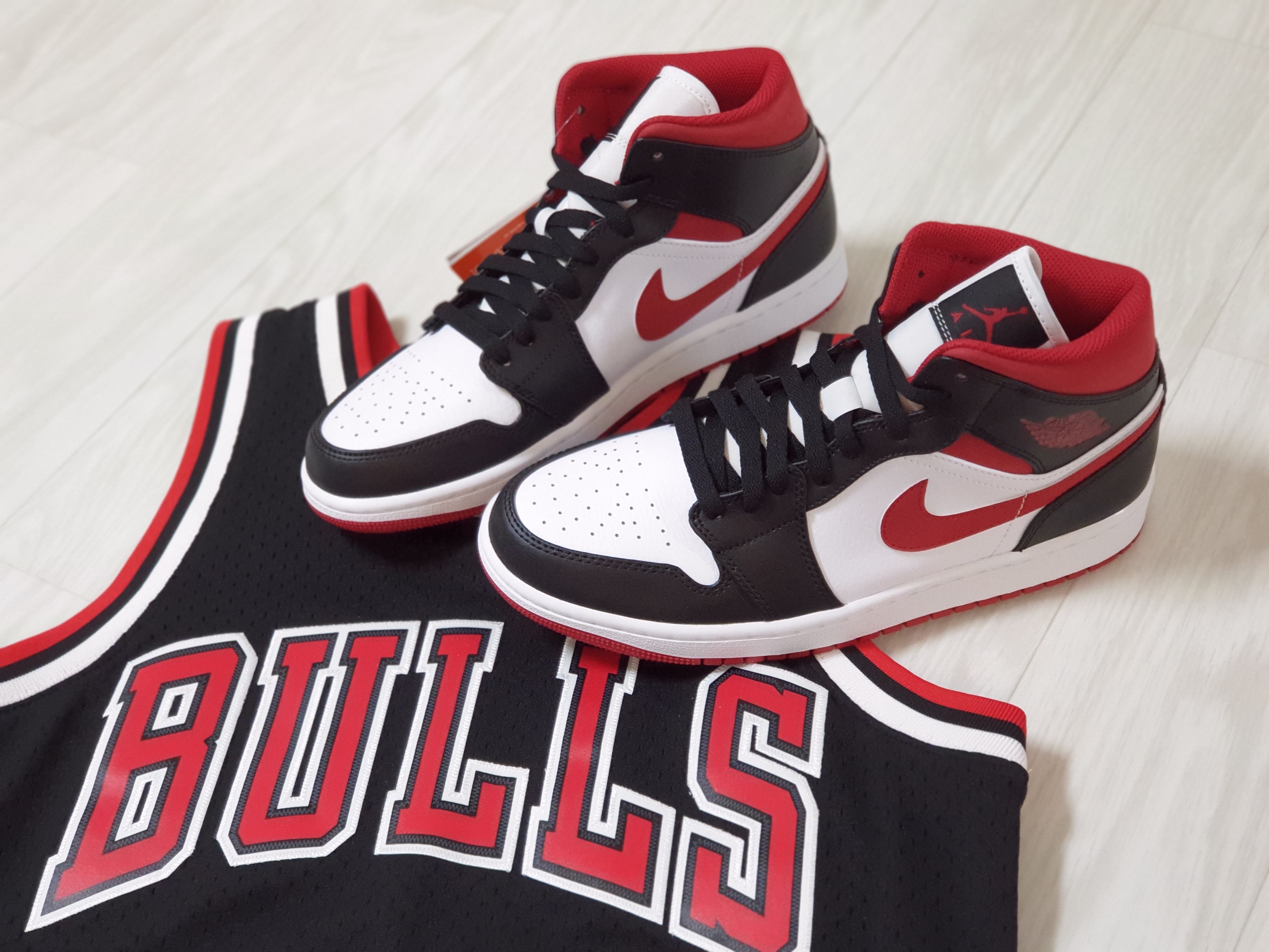 Jordan 1 Mid Gym Red Black White 착용 스타일 - 1