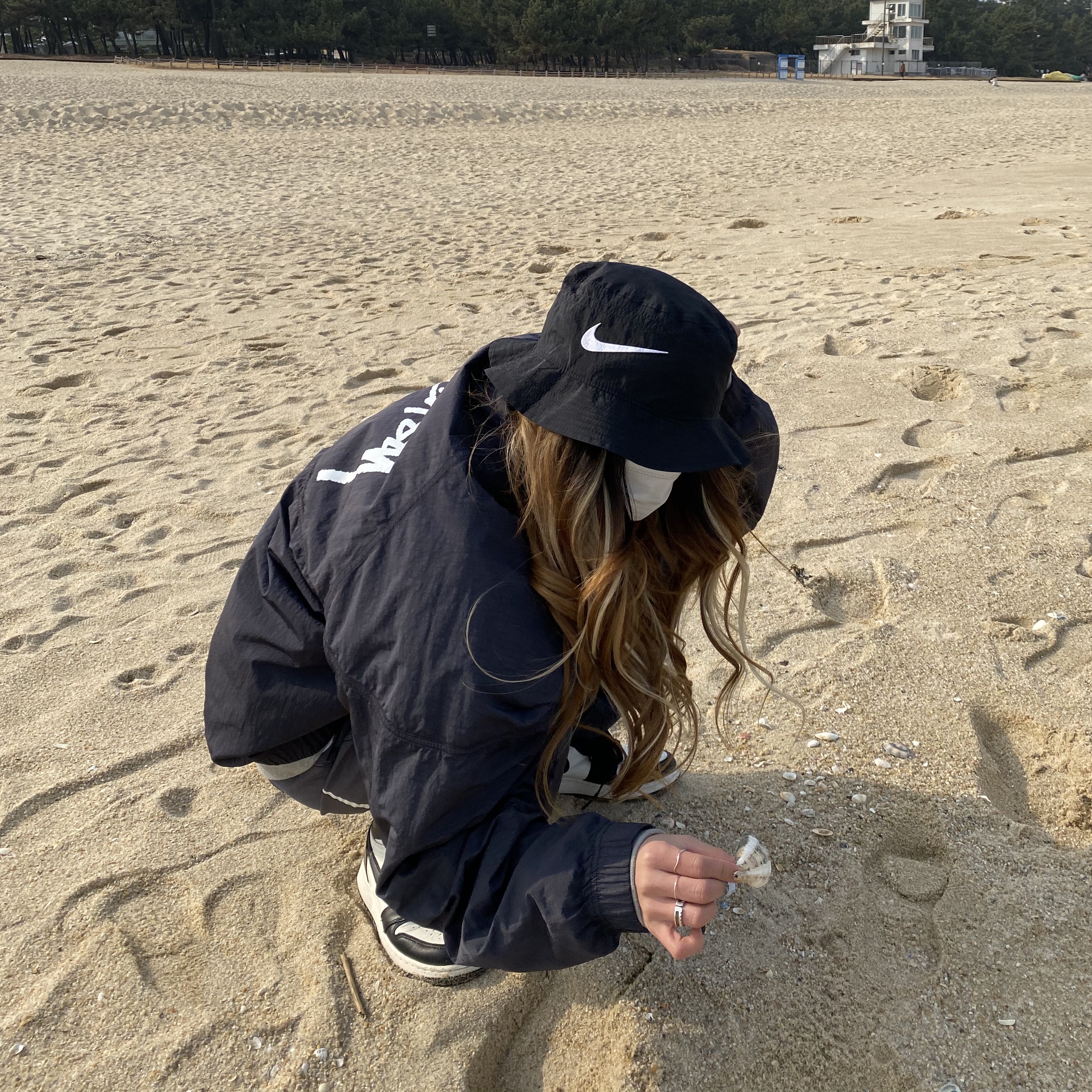 Nike x Stussy Windrunner Jacket Off Noir, Nike x Stussy Bucket Hat Black 착용 스타일