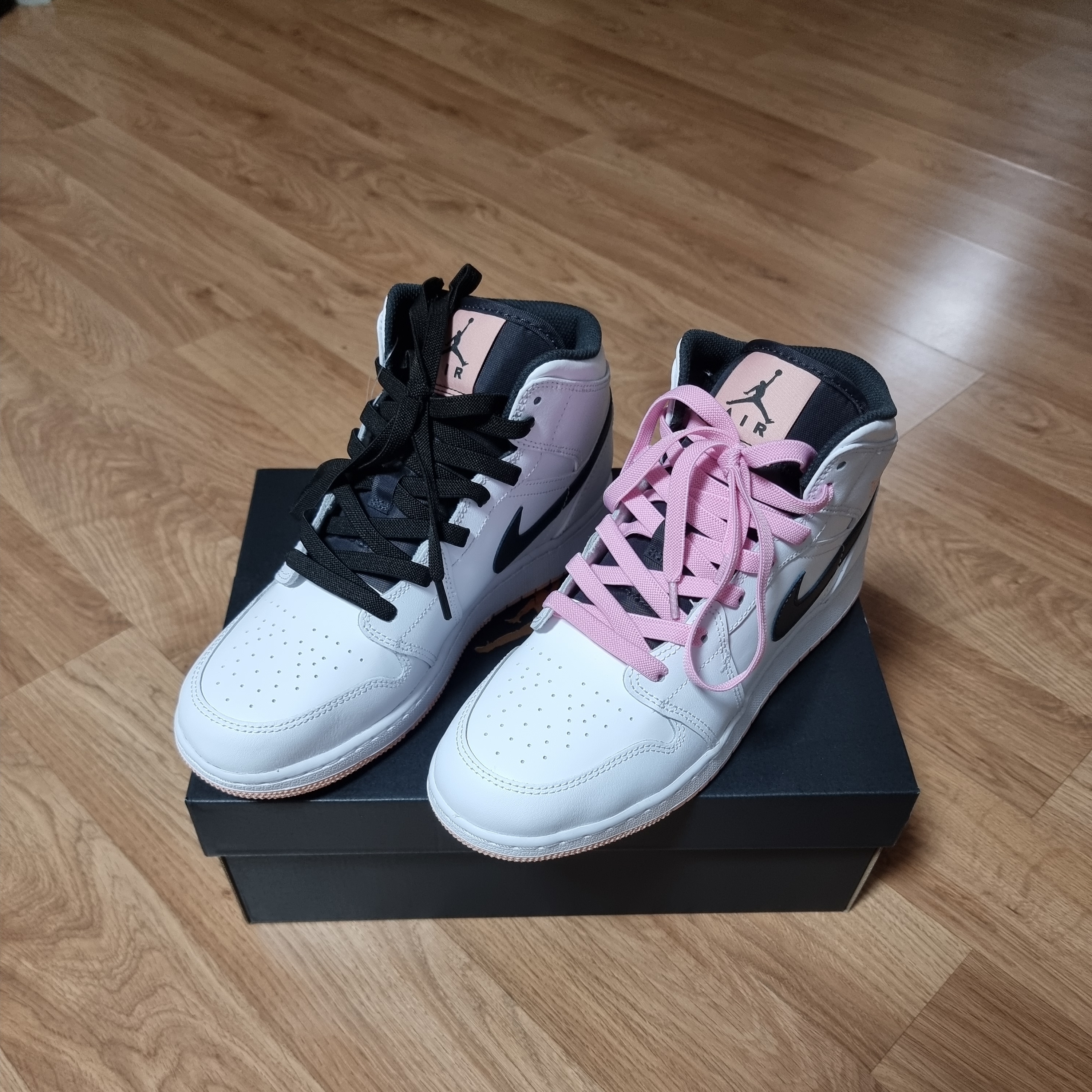 (GS) Jordan 1 Mid White Arctic Orange 착용 스타일 - 2