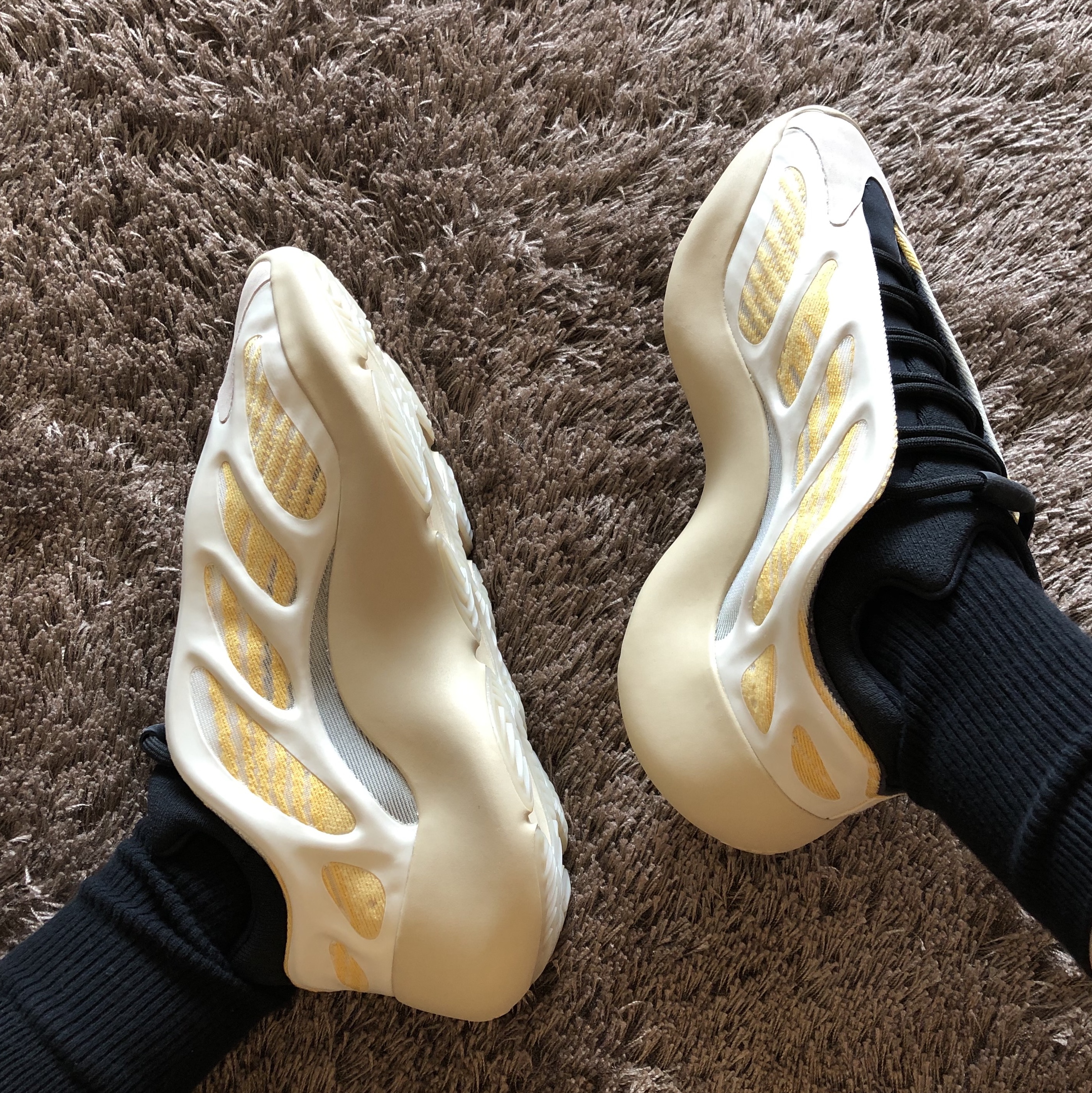 Adidas Yeezy 700 V3 Safflower 착용 스타일 - 1