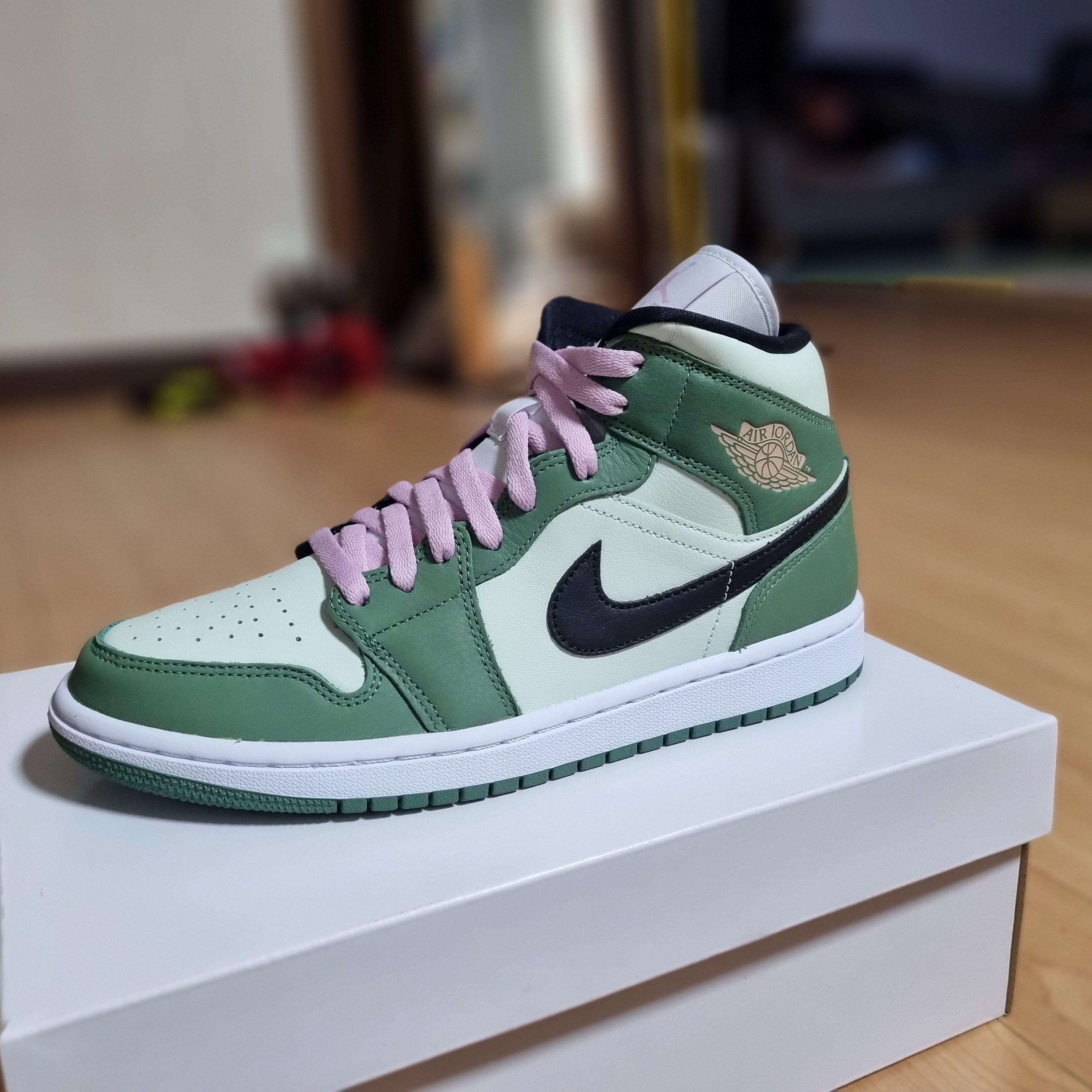 (W) Jordan 1 Mid SE Dutch Green 착용 스타일 - 1
