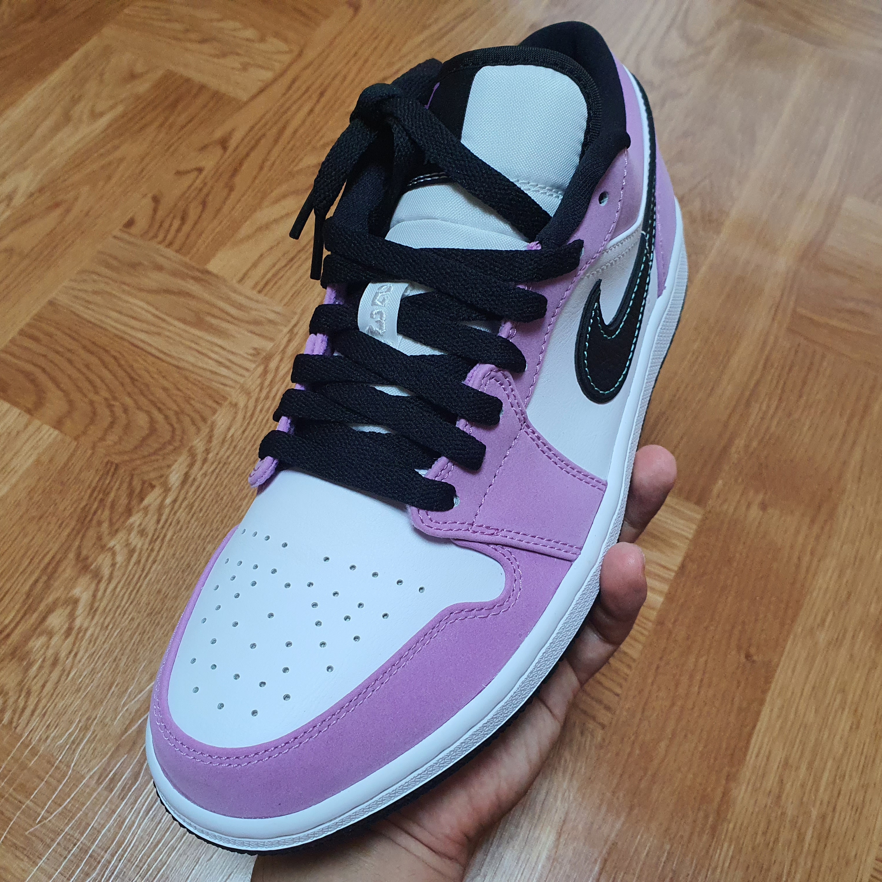 Jordan 1 Low SE Violet Shock 착용 스타일 - 3