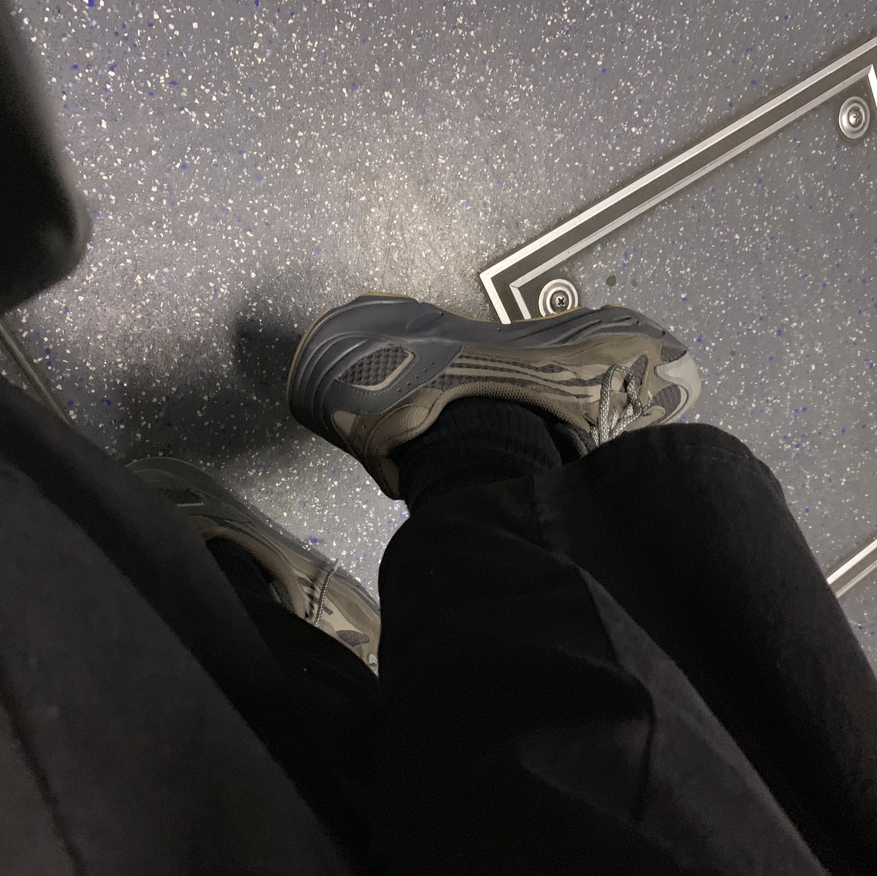 Adidas Yeezy Boost 700 V2 Geode 착용 스타일
