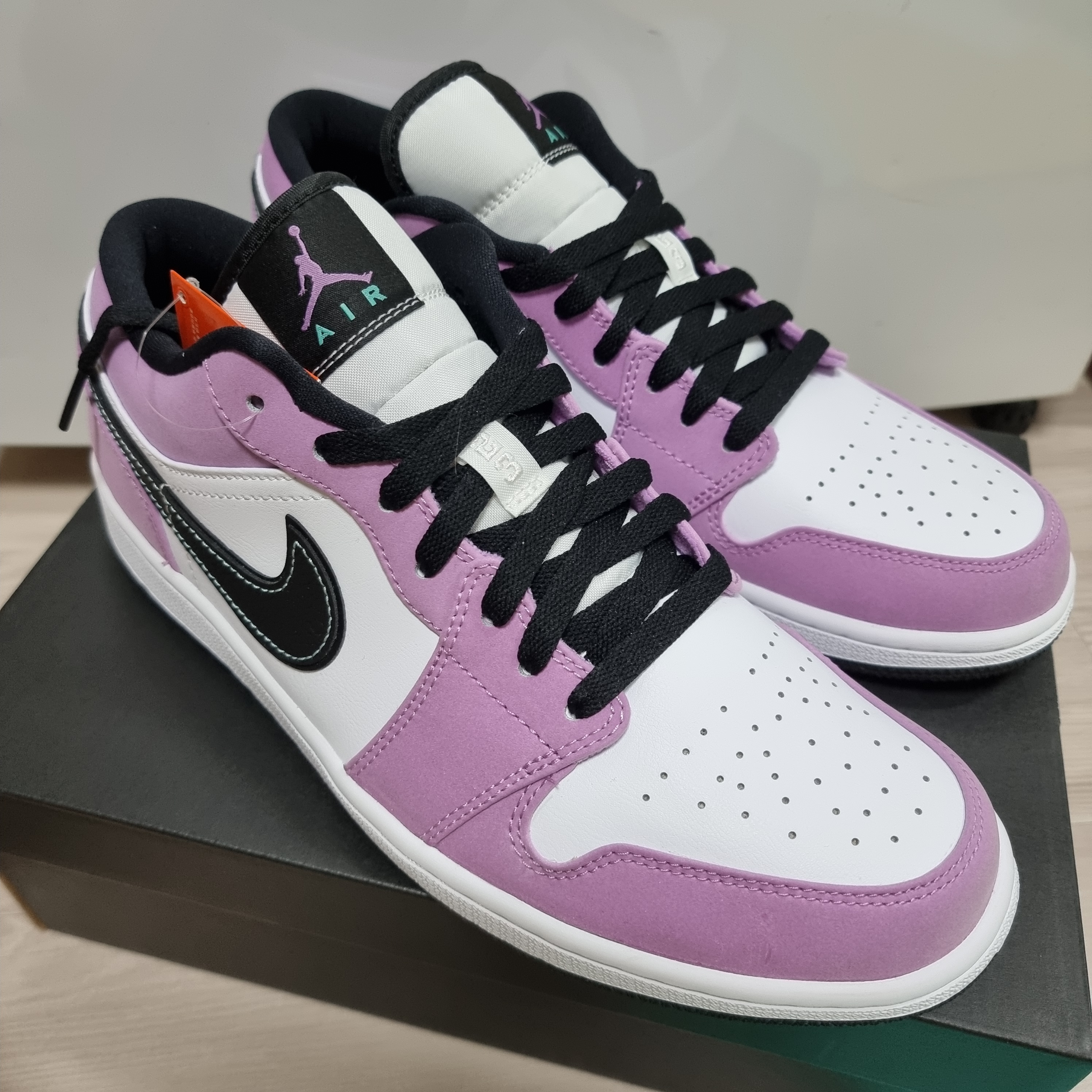 Jordan 1 Low SE Violet Shock 착용 스타일 - 1