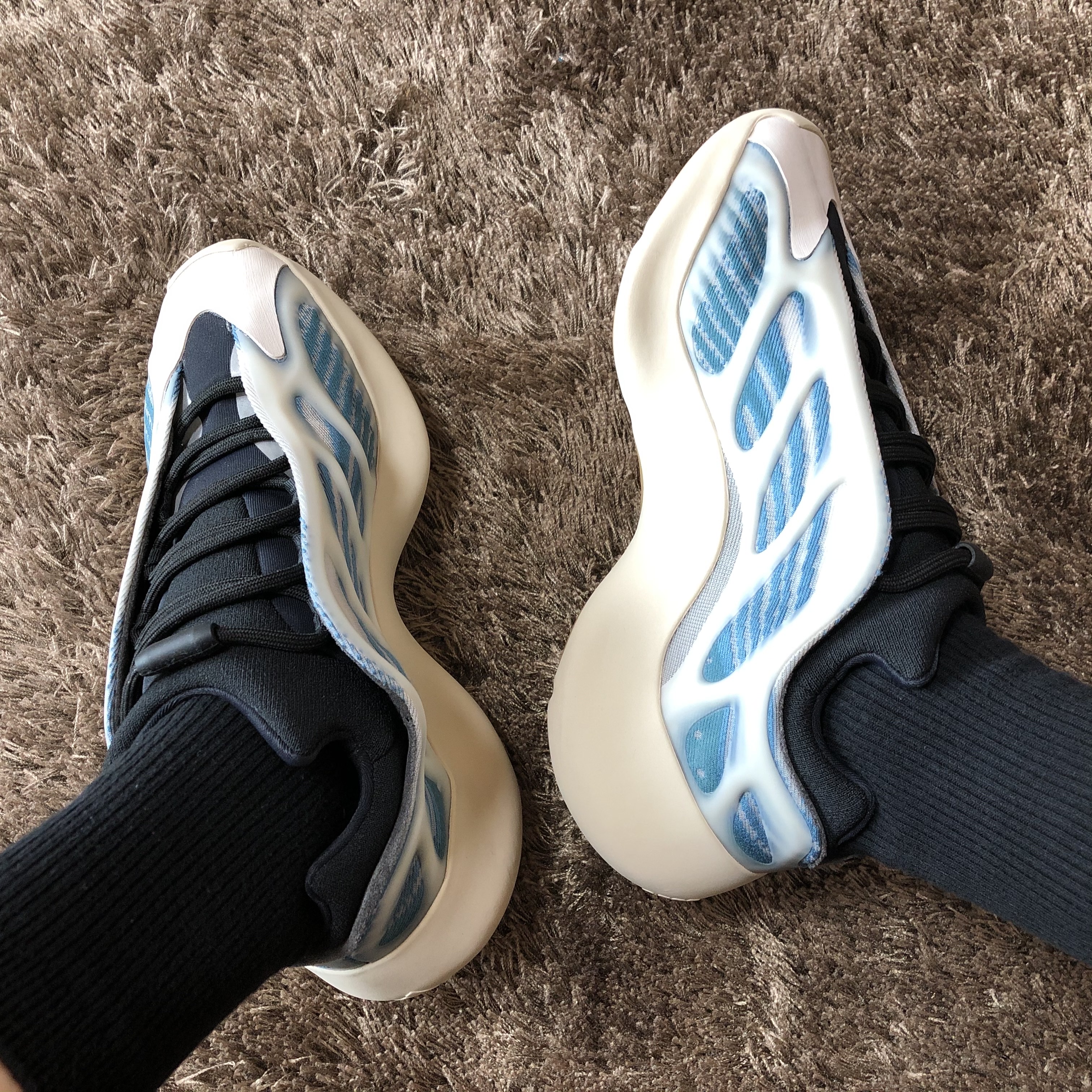 Adidas Yeezy 700 V3 Kyanite 착용 스타일 - 1